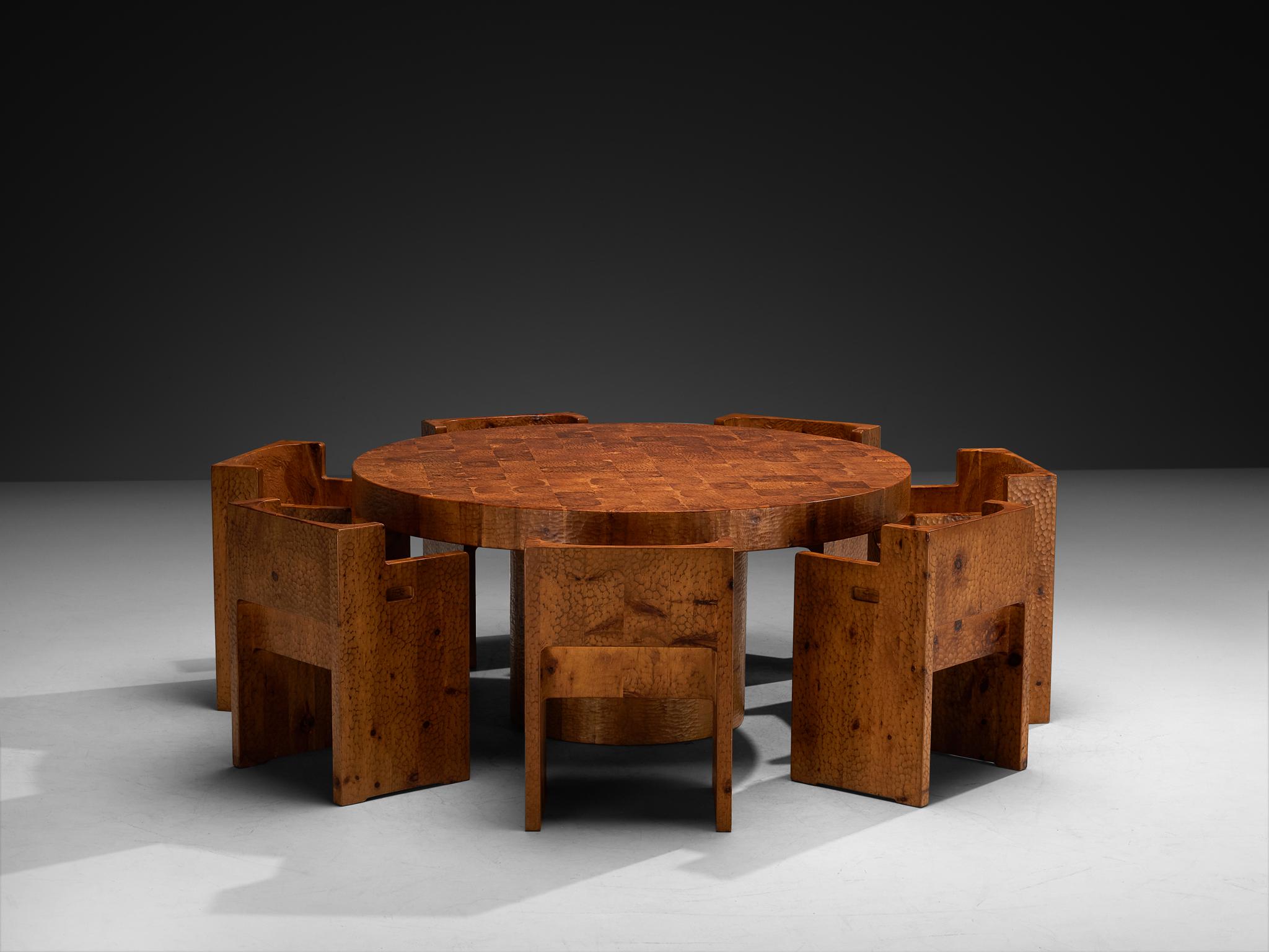 Unique Giuseppe Rivadossi for Officina Rivadossi Dining Set with Armchairs and Round Table in Carved Pine In Good Condition For Sale In Waalwijk, NL