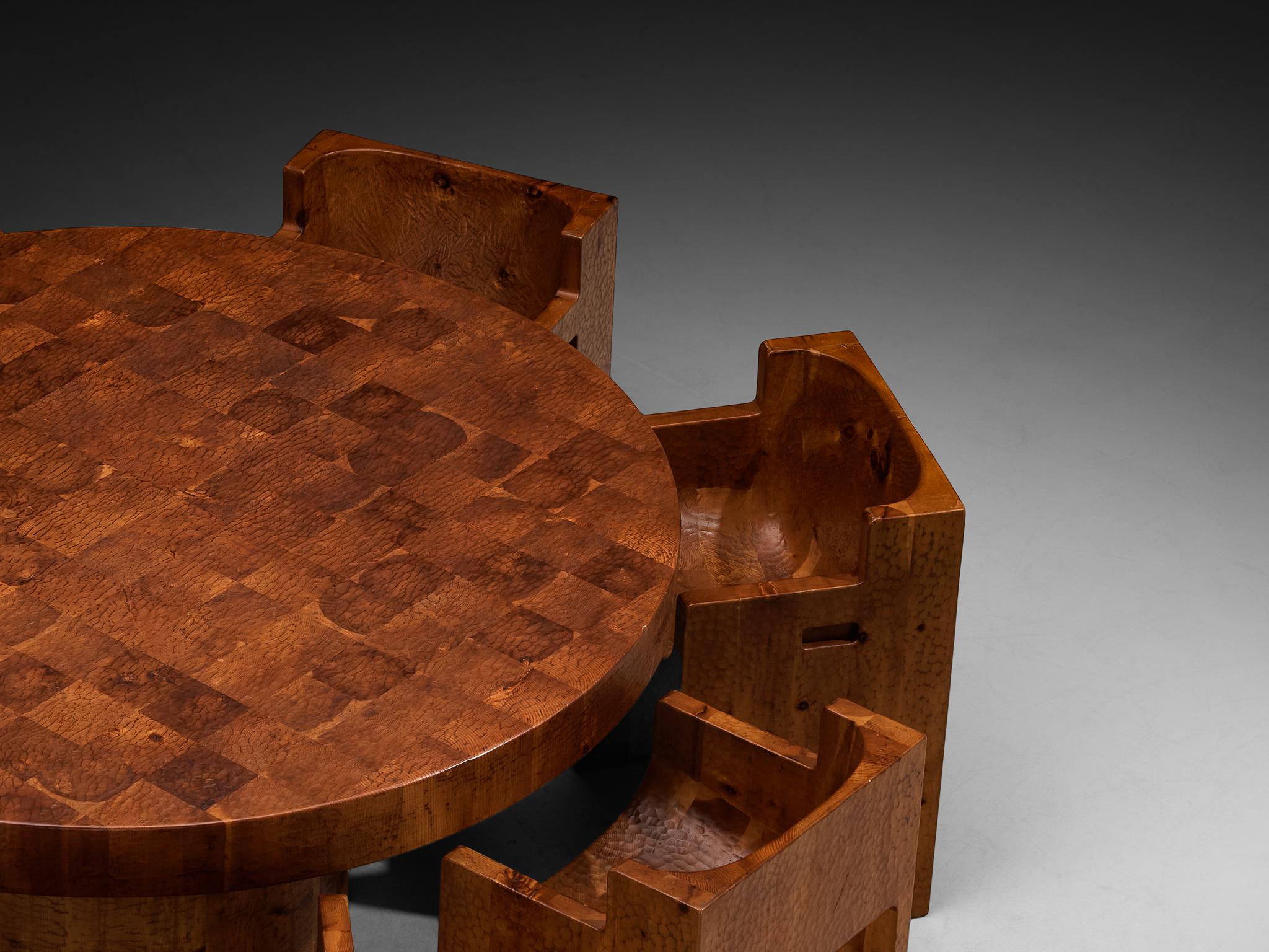 Unique Giuseppe Rivadossi for Officina Rivadossi Dining Set with Armchairs and Round Table in Carved Pine For Sale 3