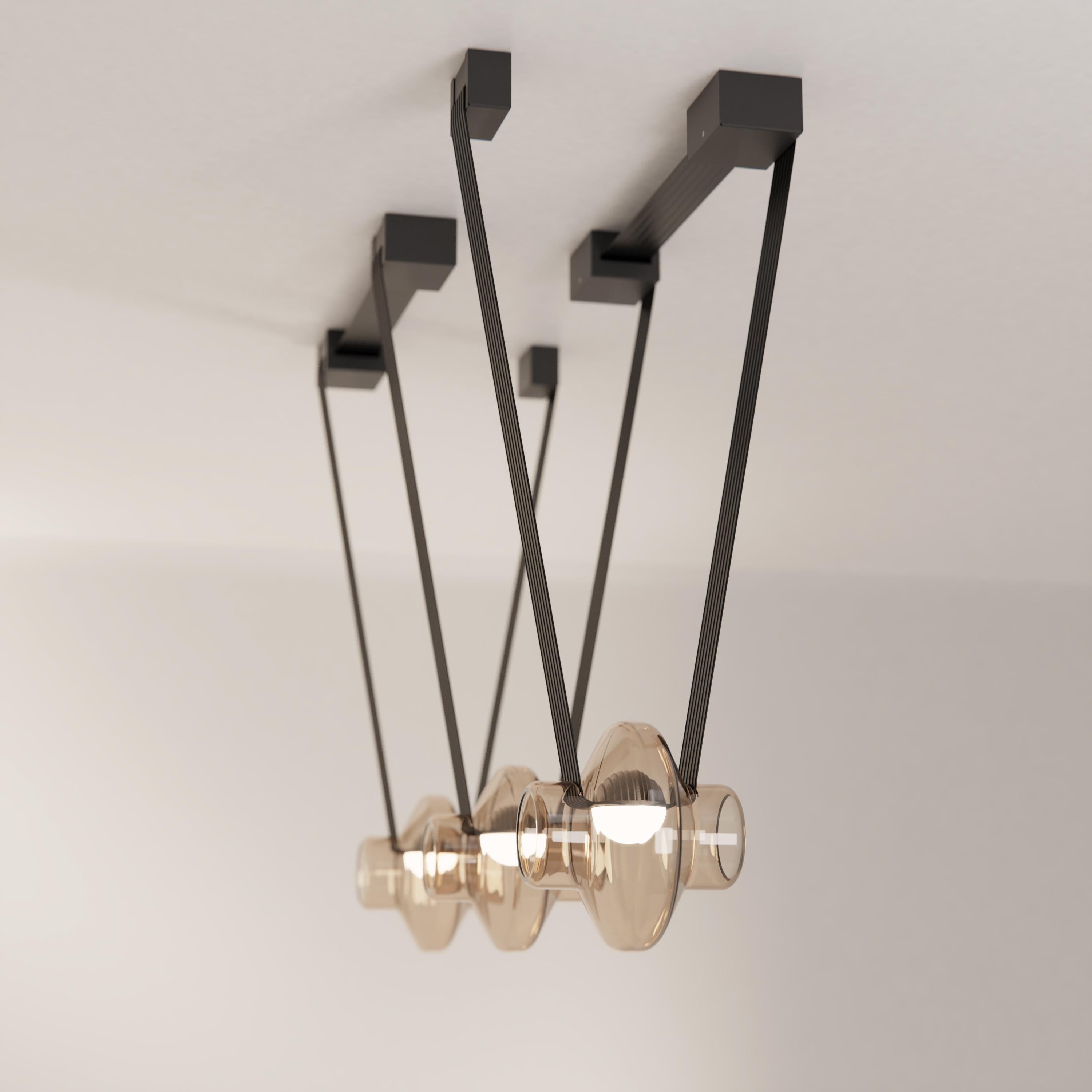 Pendente unico in vetro Etat-des-Lieux di Darmes
Dimensioni: P 41,7 x L 152,4 x H 61 cm
Materiali: Alluminio, vetro smerigliato
Sono disponibili variazioni di colore.

Etat-des-Lieux, un sistema di illuminazione contemporaneo definito dalla sua