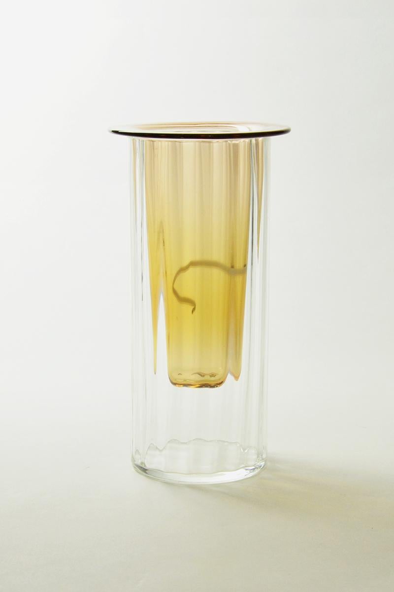 Vase en verre unique de l'Atelier George
Unique en son genre
Dimensions : Ø 14 x H 25 cm 
Matériaux : Verre soufflé à la main

Variation des couleurs disponibles. 

La collection Moire est le résultat d'un travail sur les effets d'optique et de