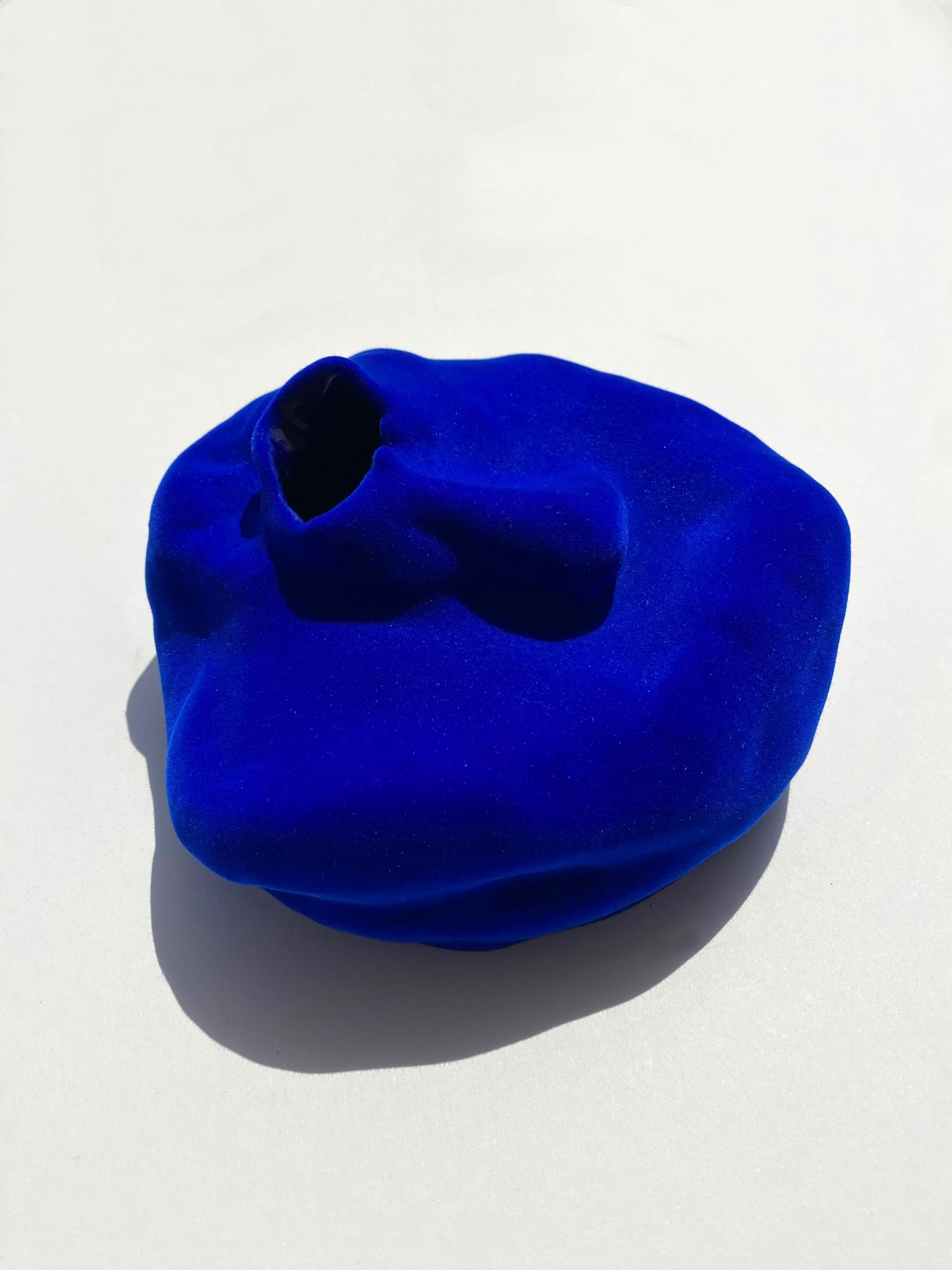 Bol en terre cuite émaillée de Justyna Bugajczyk
Dimensions : 19 x 18 x 10 cm : D 19 x L 18 x H 10 cm.
MATERIAL : Argile, glaçure, fibre de soie.

Fabriqué et expédié des États-Unis.

Justyna Bugajczyk est une artiste basée à Los Angeles. Né en