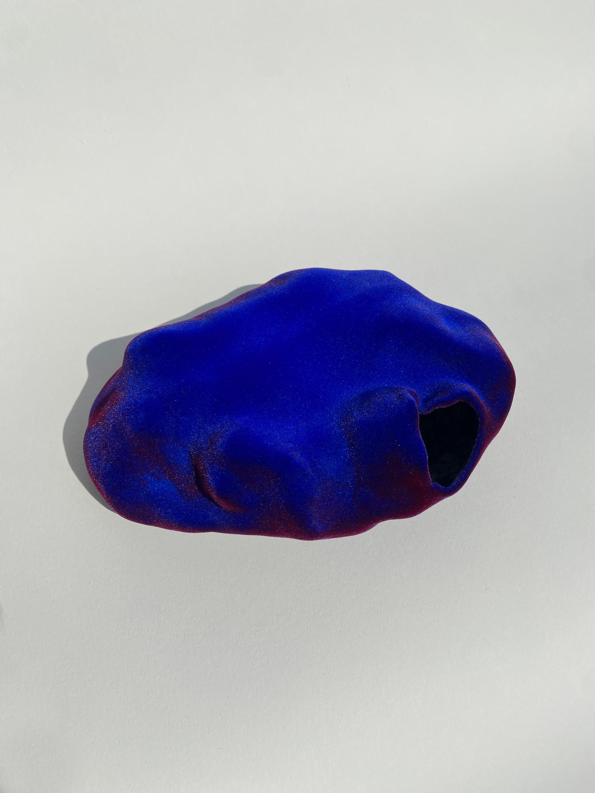 Bol en terre cuite émaillée de Justyna Bugajczyk
Dimensions : D 20 x L 15 x H 6,5 cm.
MATERIAL : Argile, glaçure, fibre de soie.

Fabriqué et expédié des États-Unis.

Justyna Bugajczyk est une artiste basée à Los Angeles. Né en Pologne. Elle a