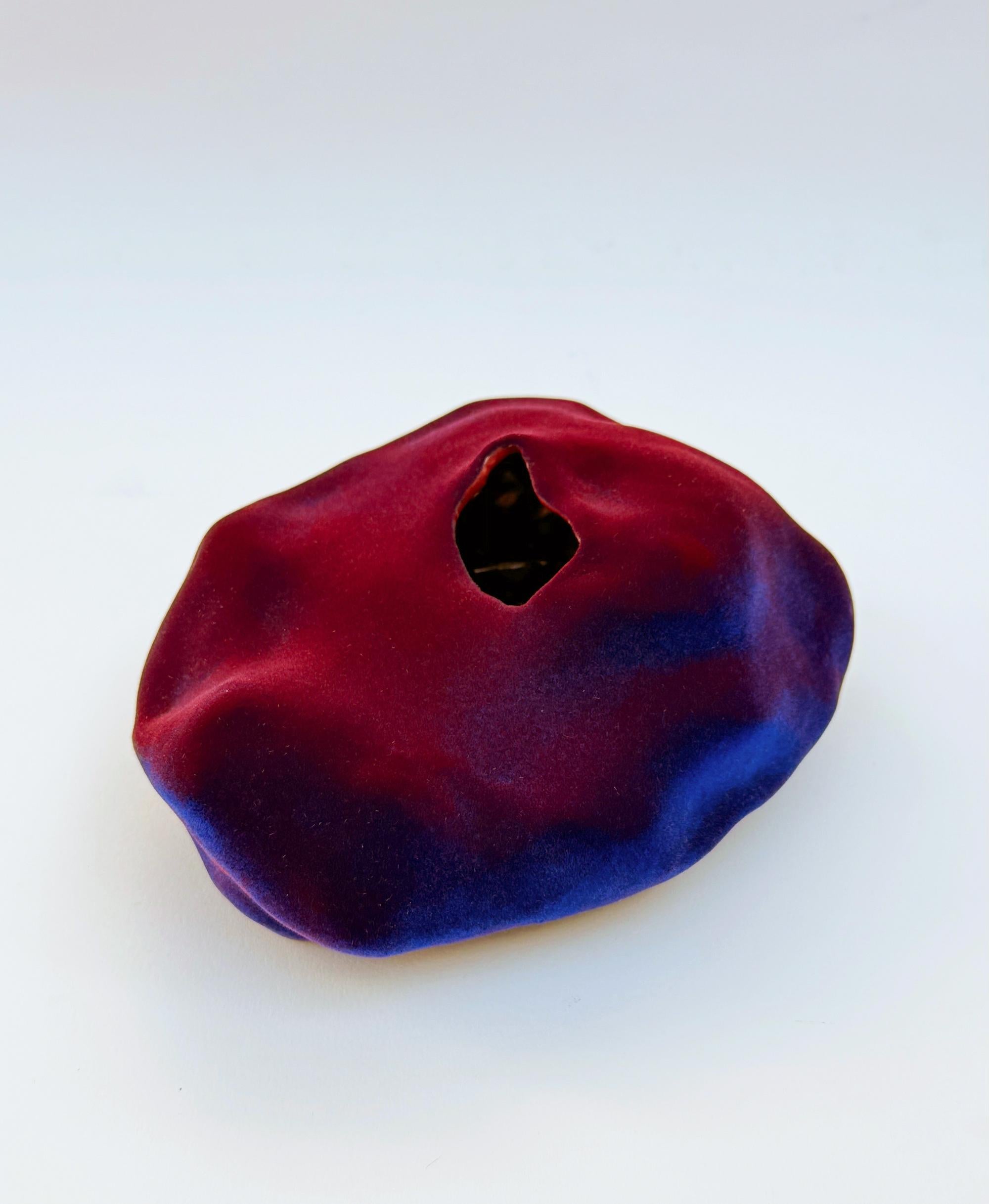 Bol en terre cuite émaillée de Justyna Bugajczyk
Dimensions : 19 x 16 x 8 cm : D 19 x L 16 x H 8 cm.
MATERIAL : Argile, glaçure, fibre de soie.

Fabriqué et expédié des États-Unis.

Justyna Bugajczyk est une artiste basée à Los Angeles. Né en