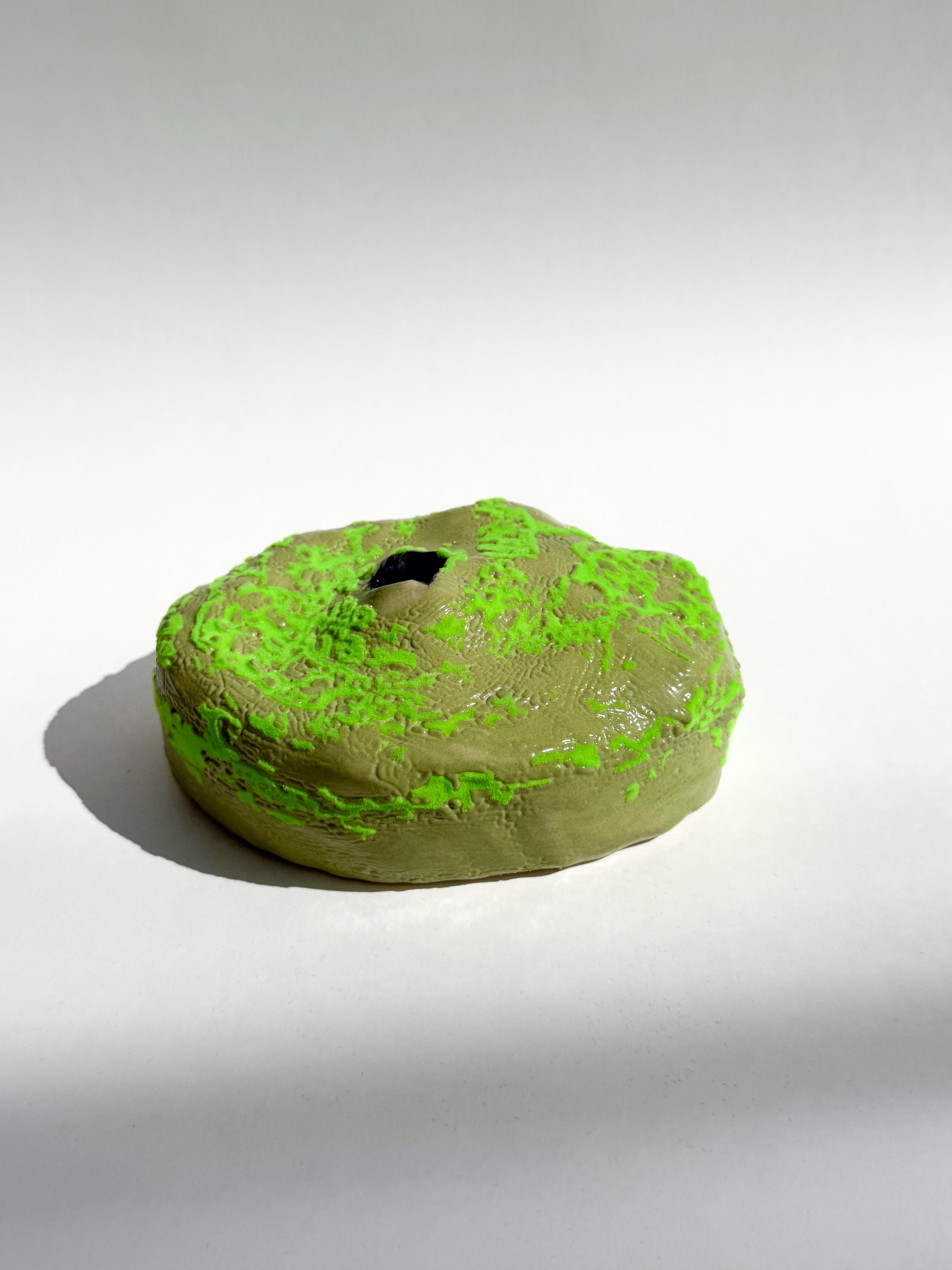 Bol en terre cuite émaillée de Justyna Bugajczyk
Dimensions : D 15 x L 12 x H 5 cm.
MATERIAL : Argile, glaçure, fibre de soie.

Fabriqué et expédié des États-Unis.

Justyna Bugajczyk est une artiste basée à Los Angeles. Né en Pologne. Elle a obtenu