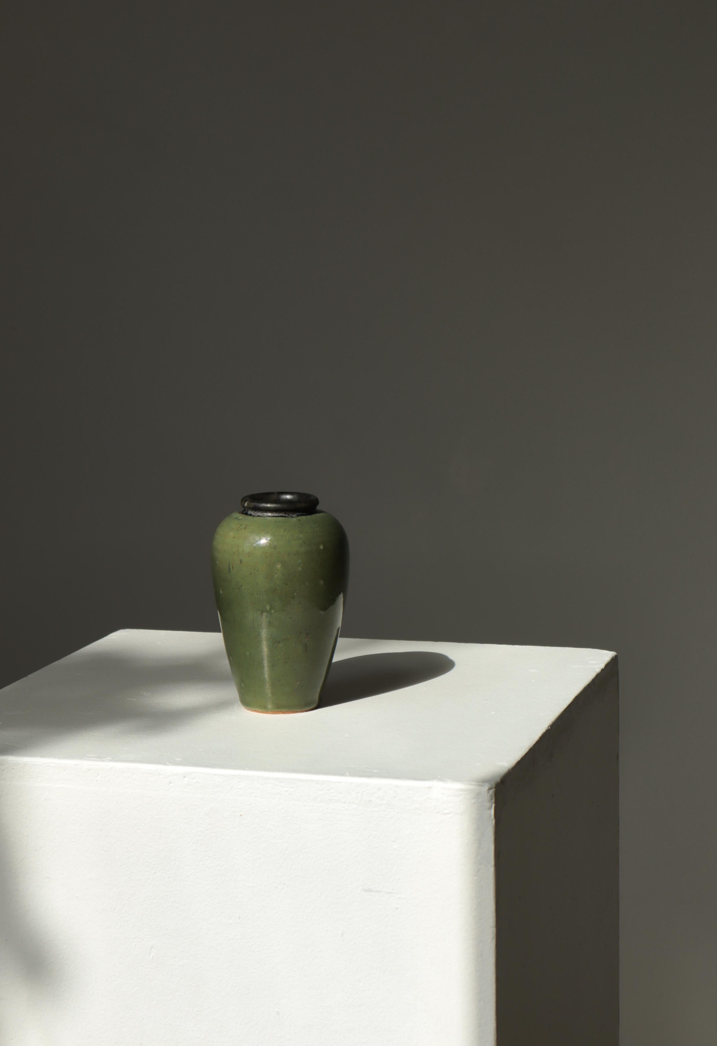 Frühe, einzigartige Vase aus Steinzeug von Arne Bang, hergestellt in der Steinzeugfabrik der Glashütte Holmegaard in den frühen 1930er Jahren. Eine ungewöhnliche Verglasung für Arne Bang. Darunter unterschrieben. Dokumentiert im Katalog von 1932