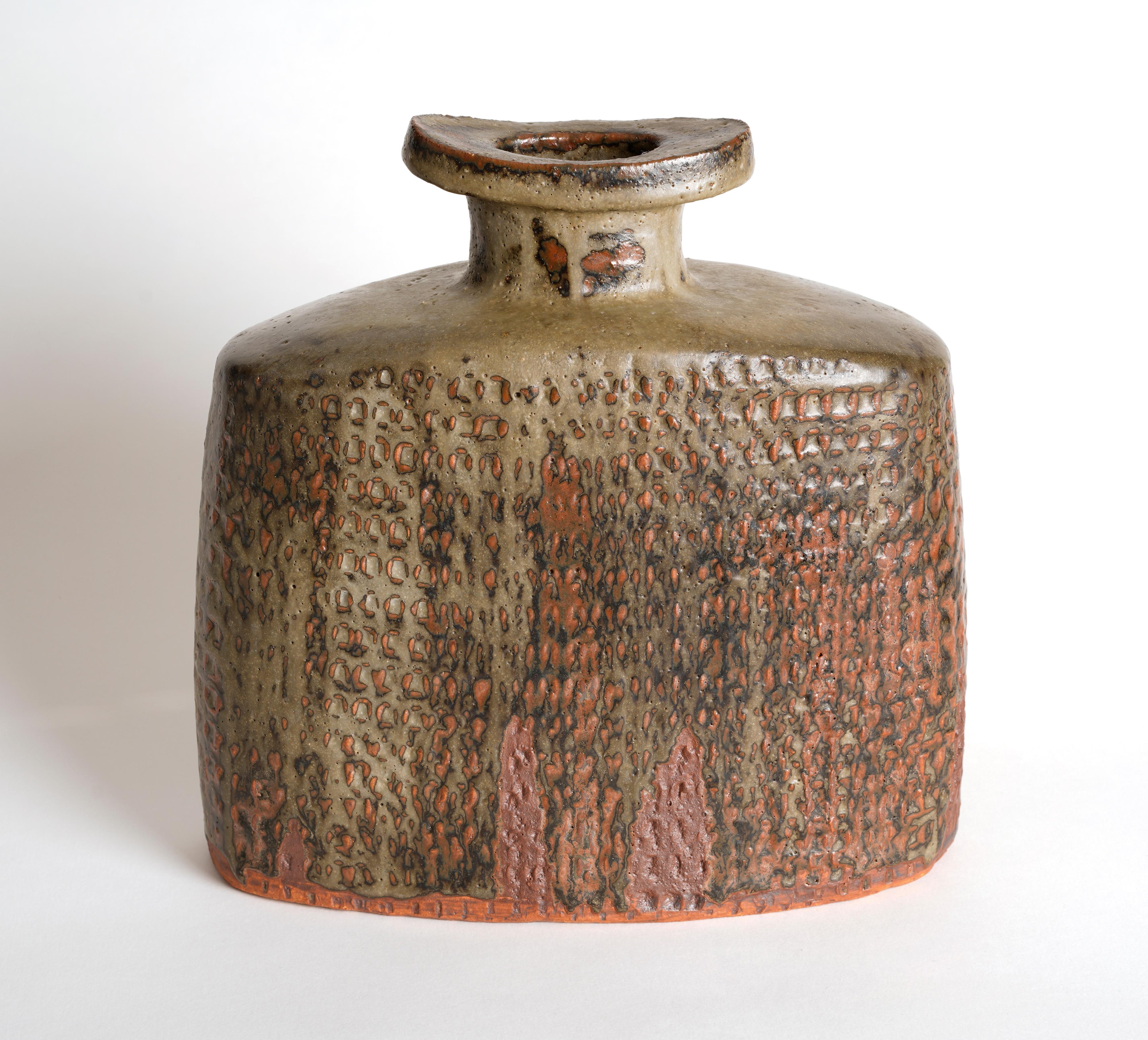 Un grande vaso unico in gres di Curt Magnus Addin (1931-2007). Studio proprio, Glumslöv, Svezia. Firmato e datato in basso.

Ha una consistenza e uno smalto meravigliosi che lo rendono davvero stupefacente. 

Peso 3,2 kg.

Buone condizioni.