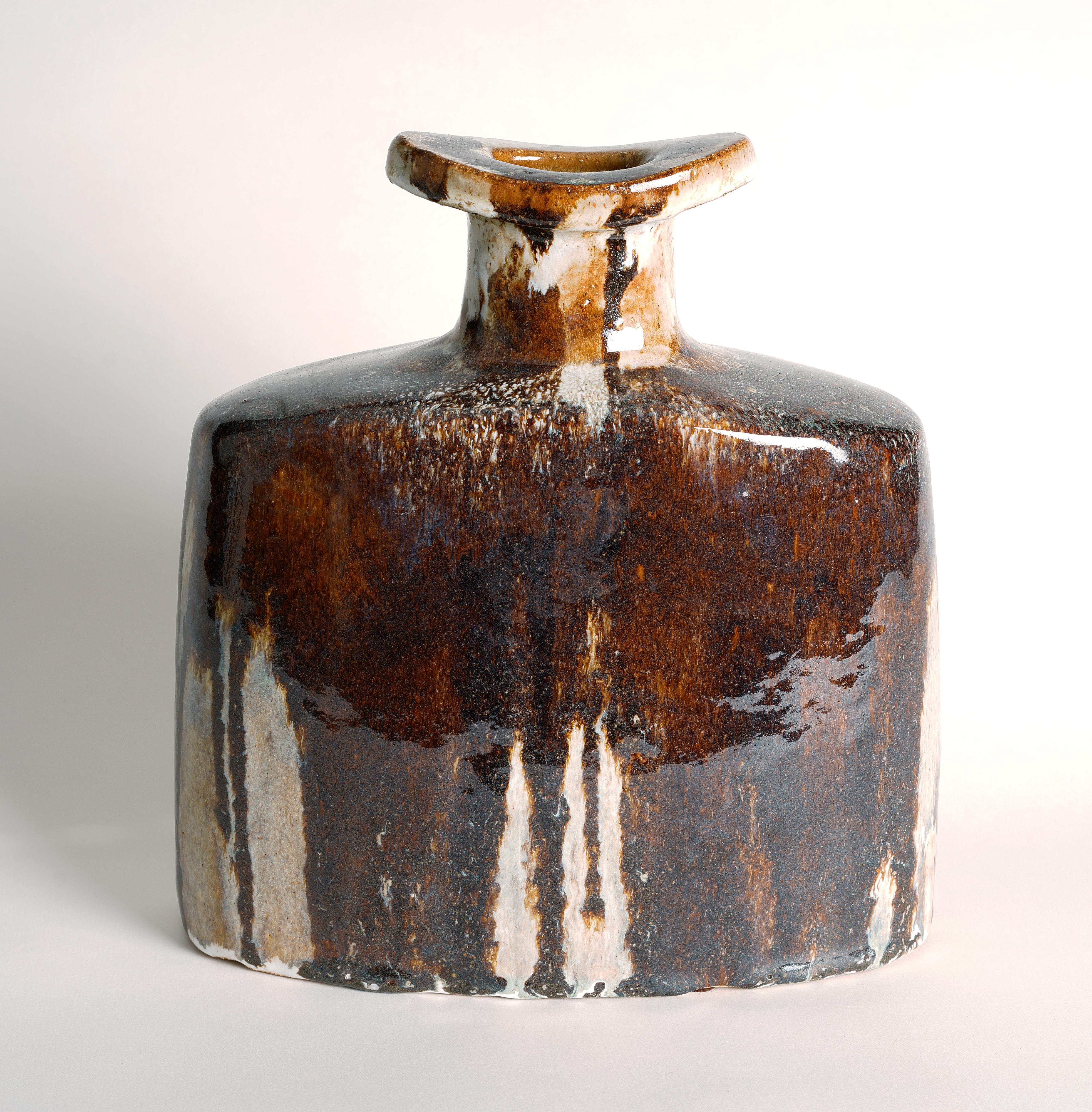 Un grande vaso unico in gres di Curt Magnus Addin (1931-2007). Studio proprio, Glumslöv, Svezia. Firmato e datato in basso.

Ha una bellissima glassa lucida che la rende davvero straordinaria. 

Peso 3,7 kg.

Lo smalto spesso colava quando il vaso