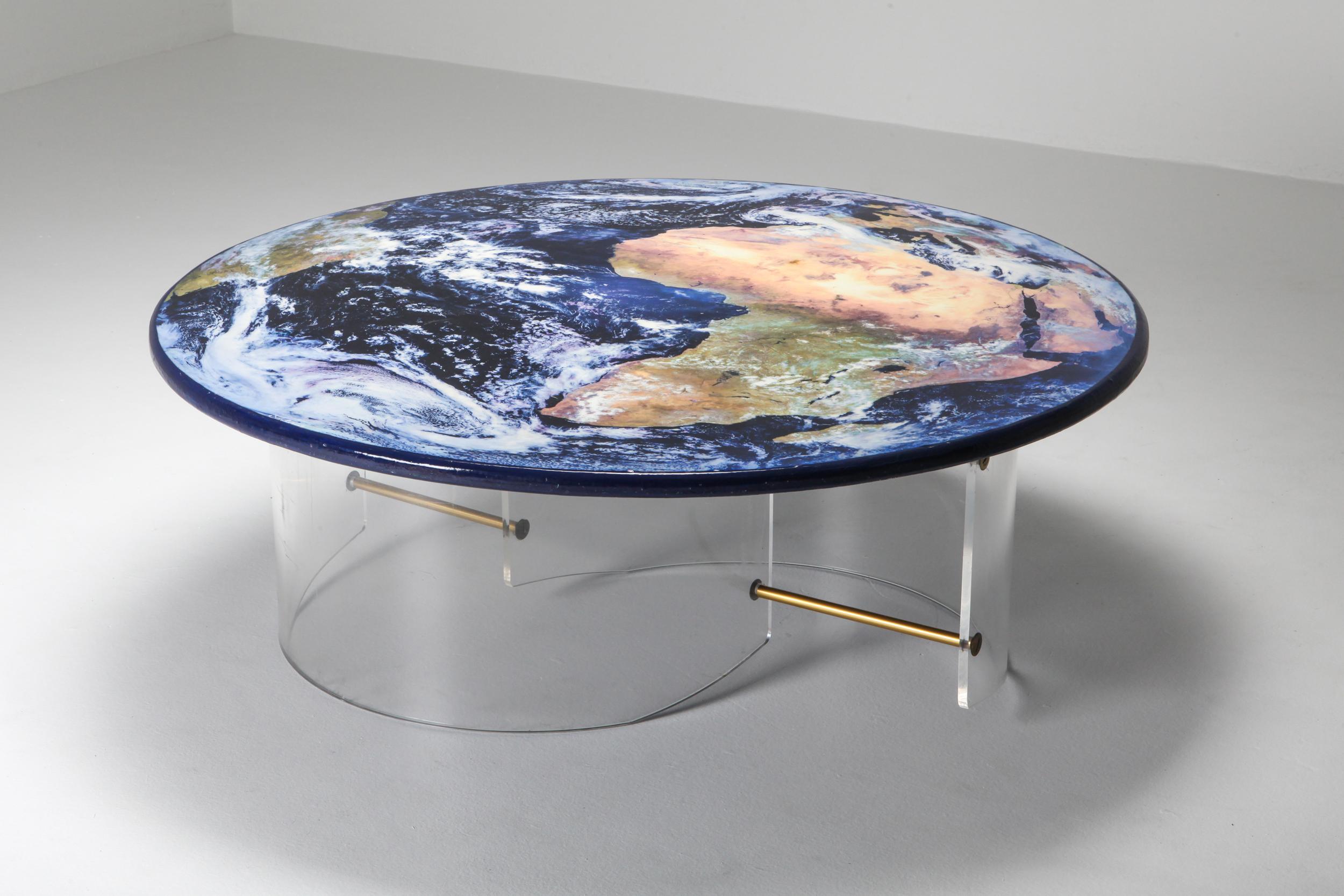 Table globe unique avec base en plexiglas en vente 4