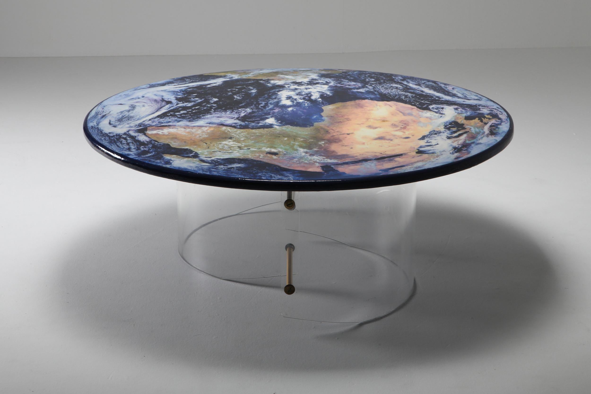 Hollywood Regency Table globe unique avec base en plexiglas en vente