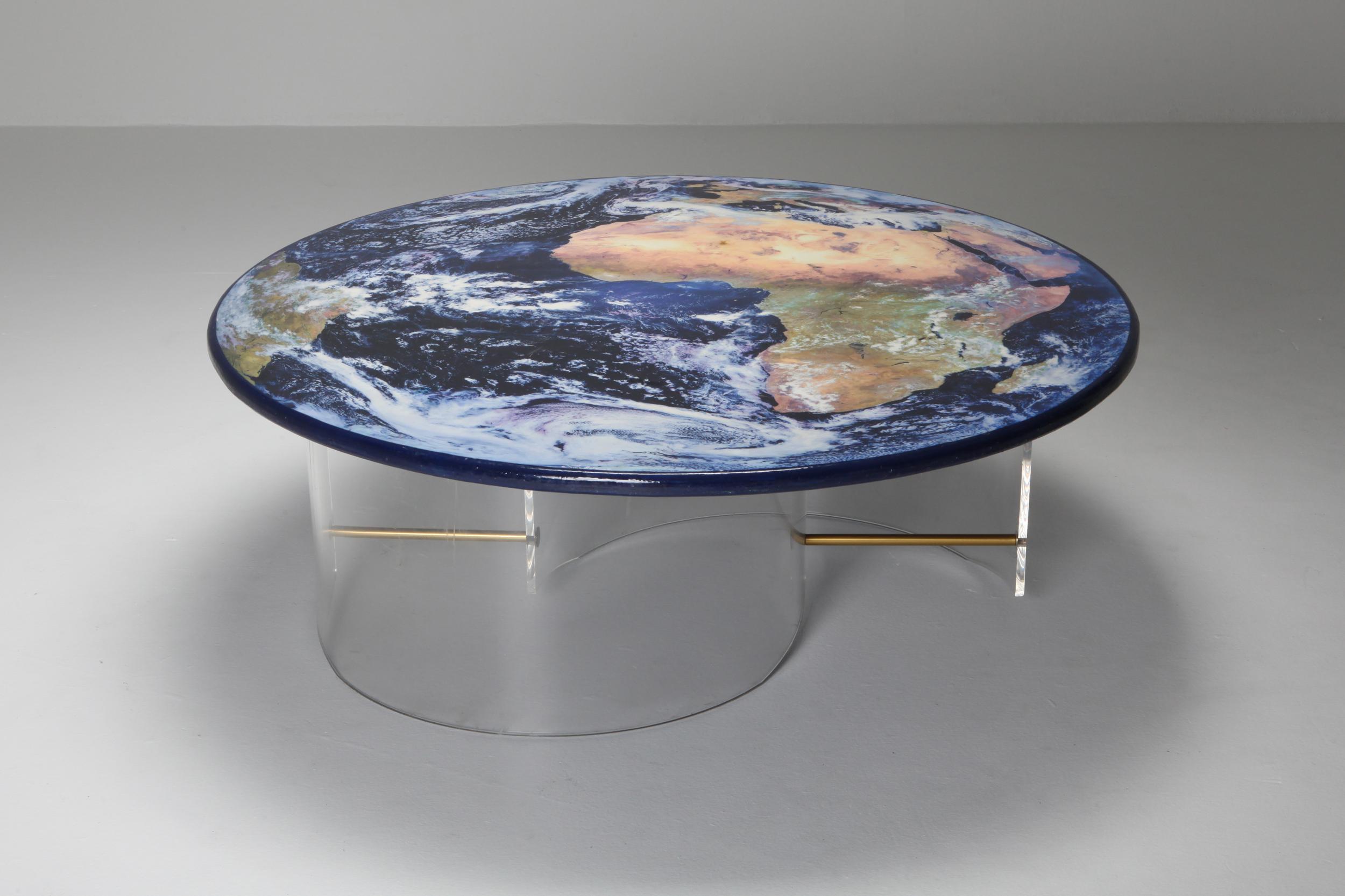 Table globe unique avec base en plexiglas Bon état - En vente à Antwerp, BE