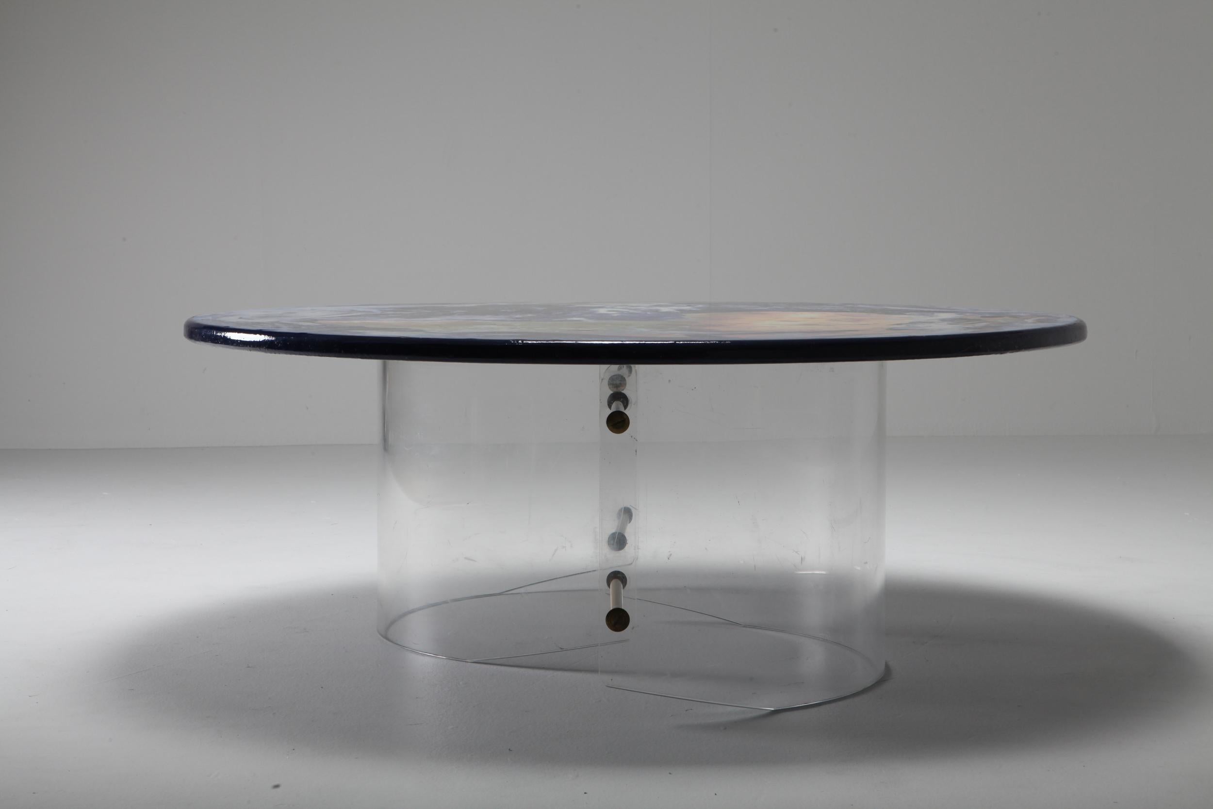 Résine Table globe unique avec base en plexiglas en vente