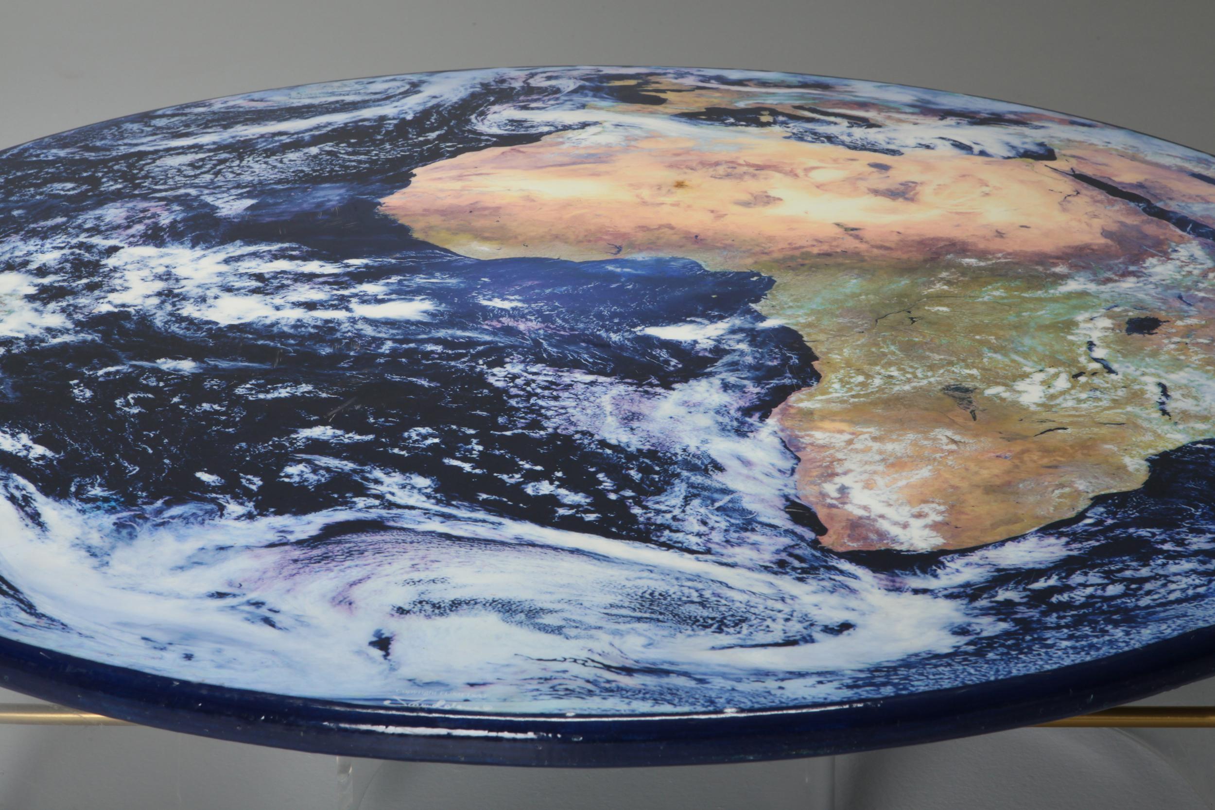 Table globe unique avec base en plexiglas en vente 2