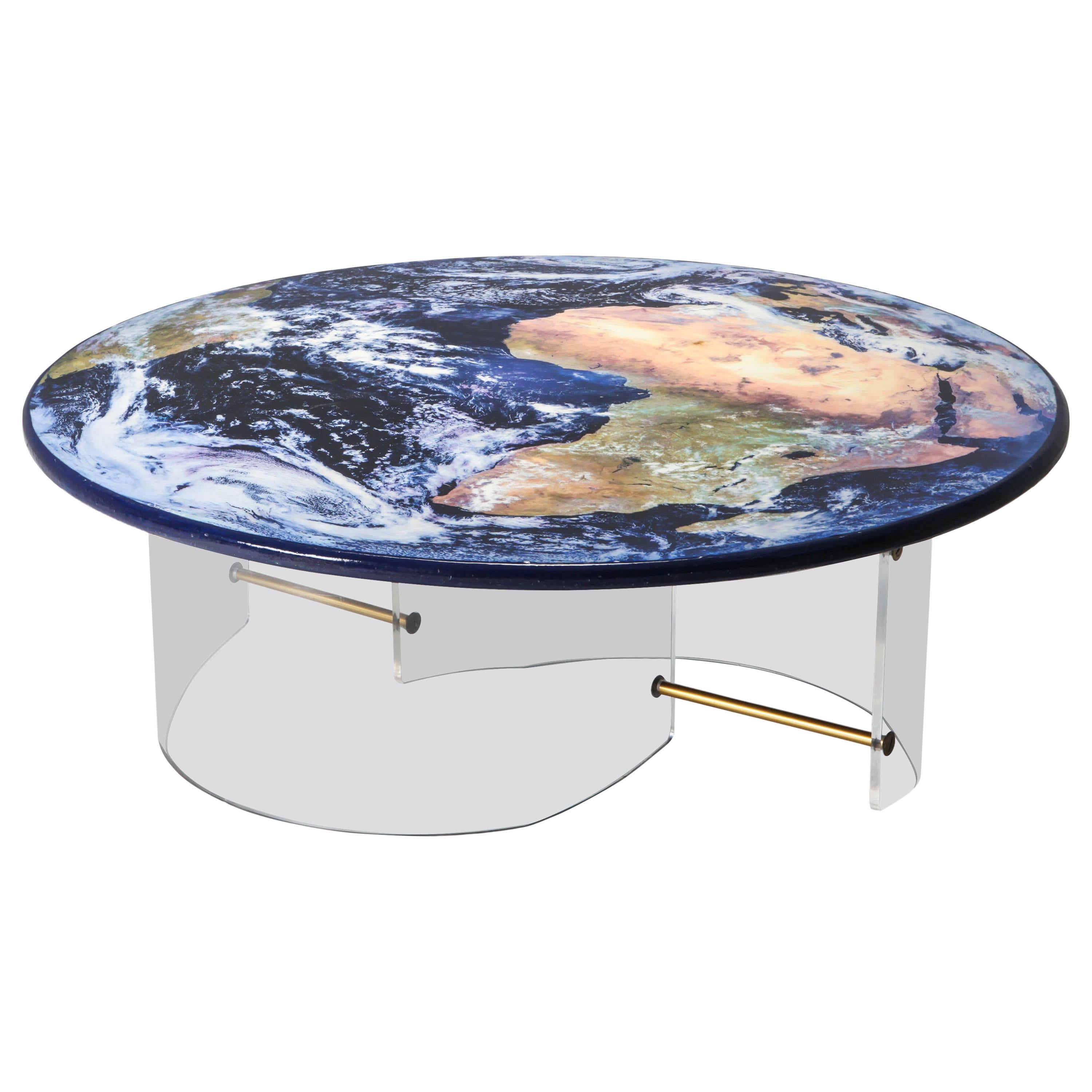 Table globe unique avec base en plexiglas en vente