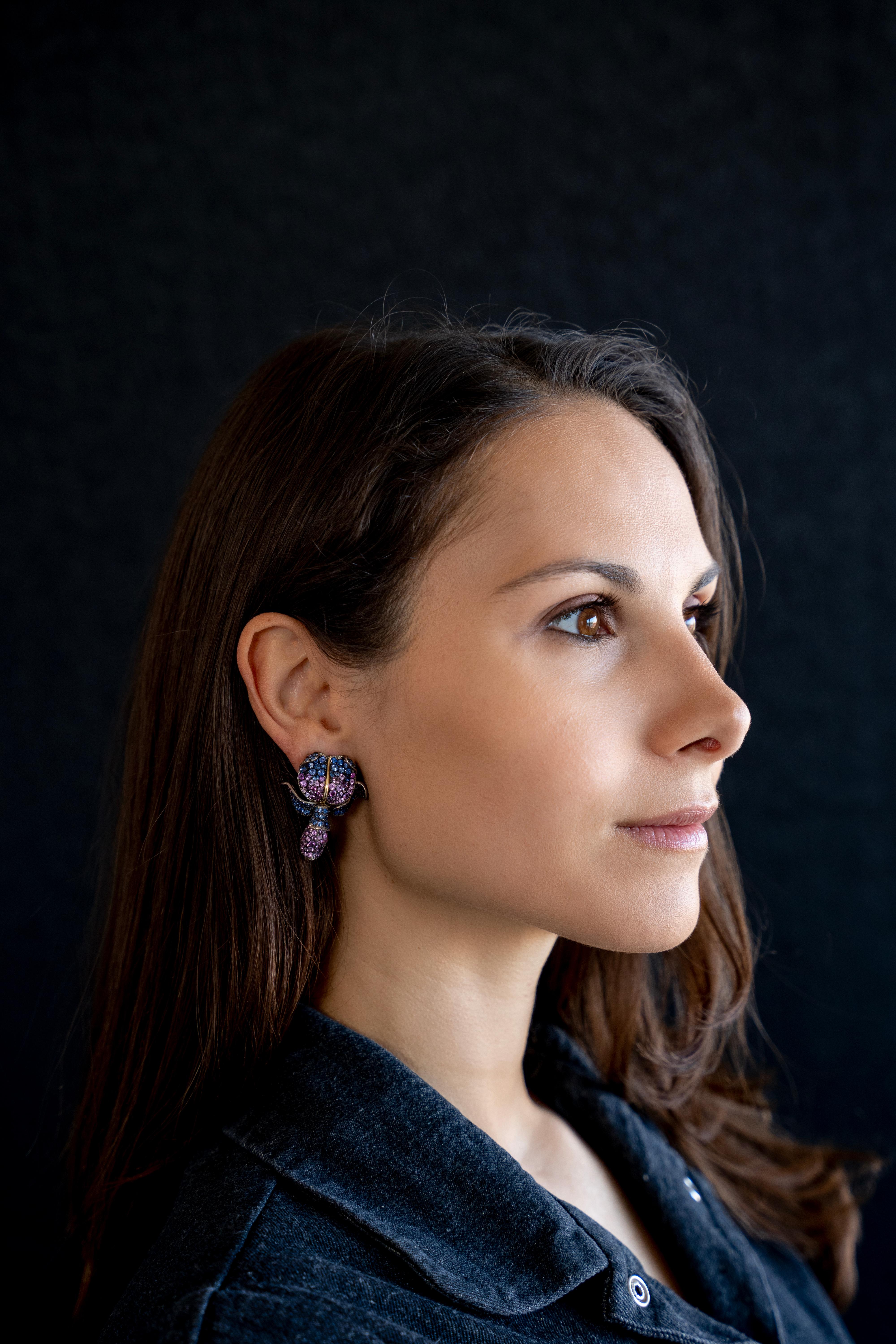 Those ear clips are a very realistic and refined interpretation of a glycine flower, with different shades of blue, pink and velvet sapphires. On the clip's back you can discover the flower's bud with a pave-set emeralds.
Sapphires weight: