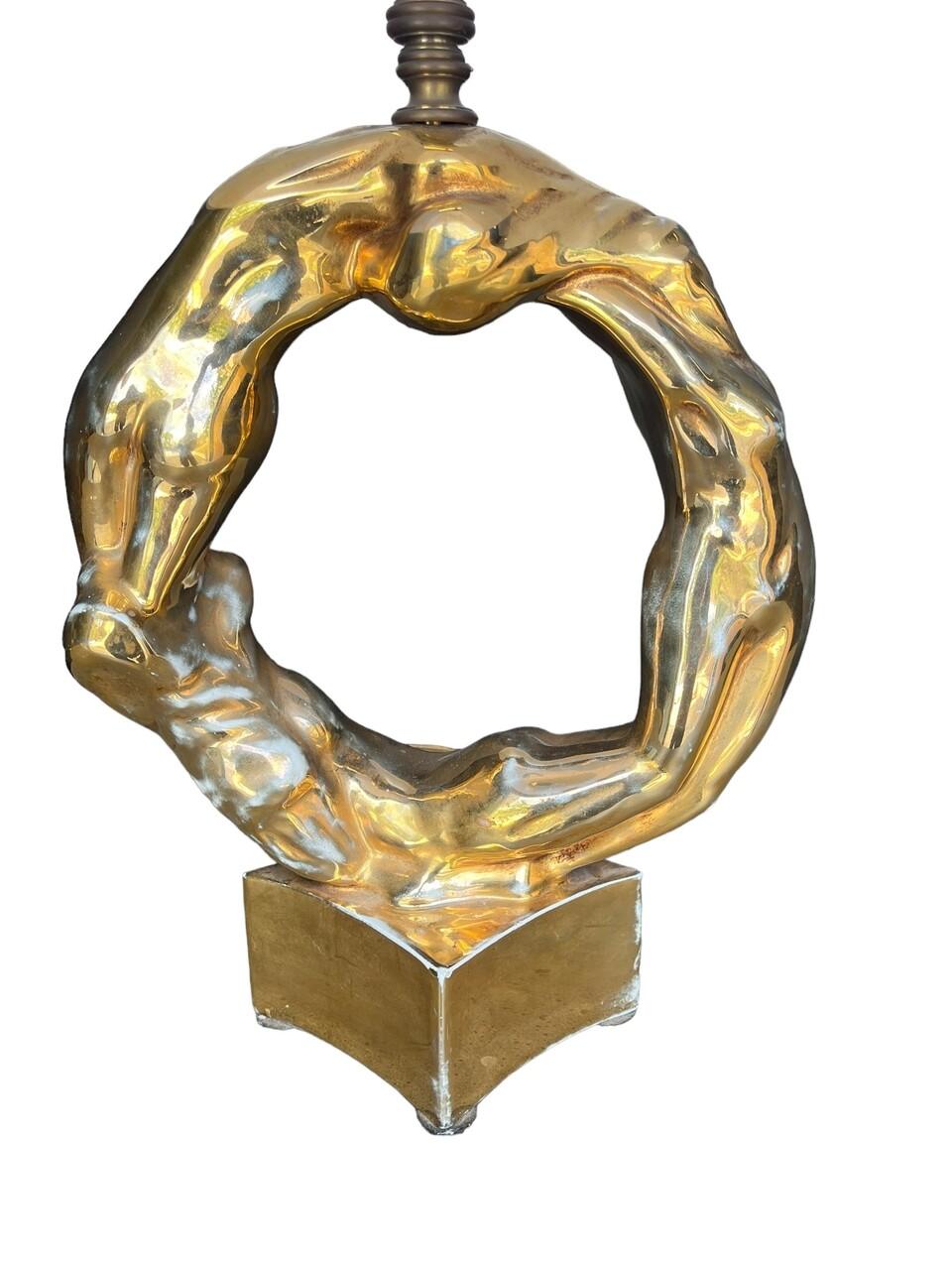 Lampe figurative en céramique dorée. La lampe représente trois corps féminins dans un dessin circulaire. Nouvelle teinte incluse