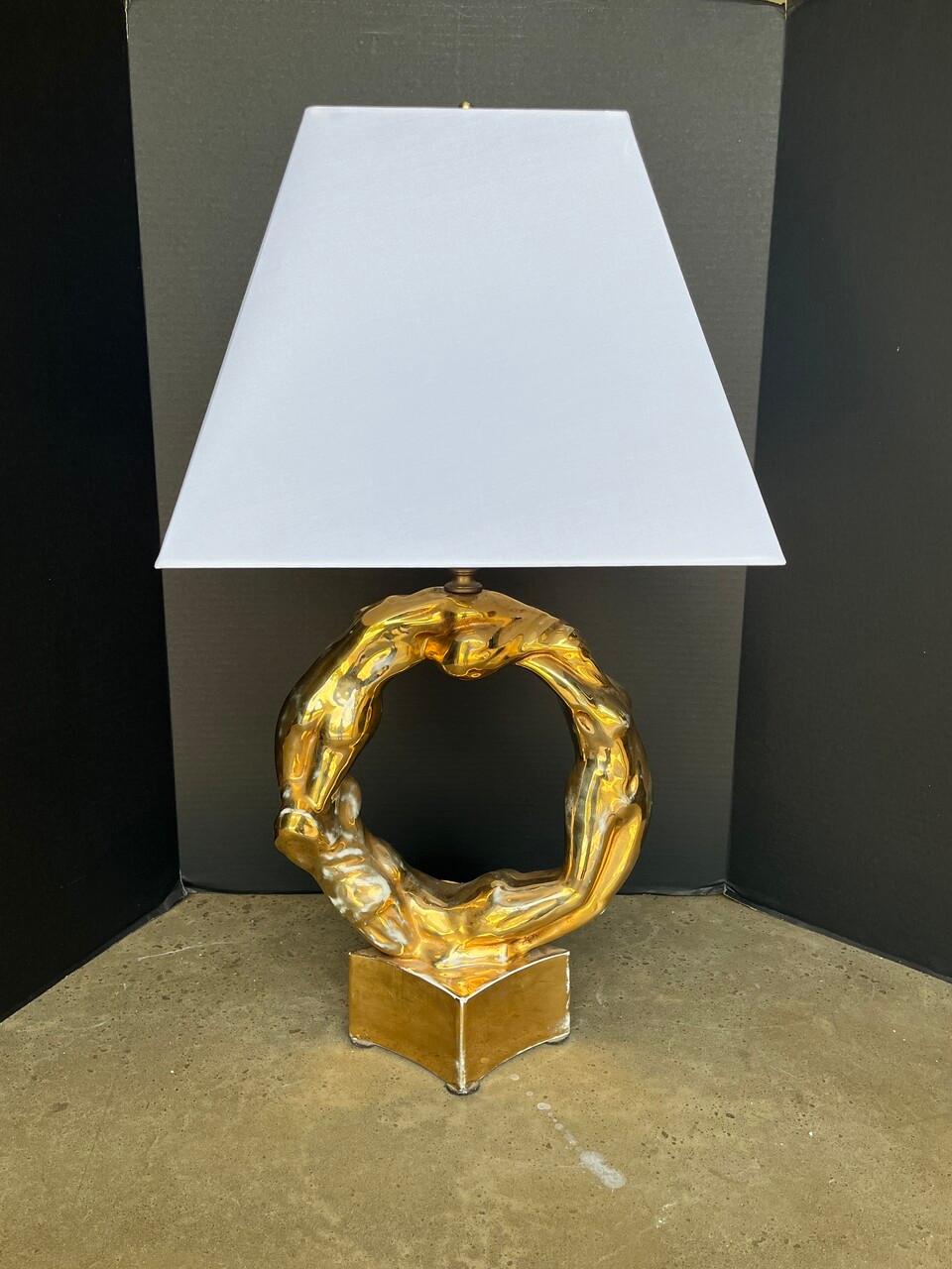 20ième siècle Lampe figurative unique en céramique dorée en vente