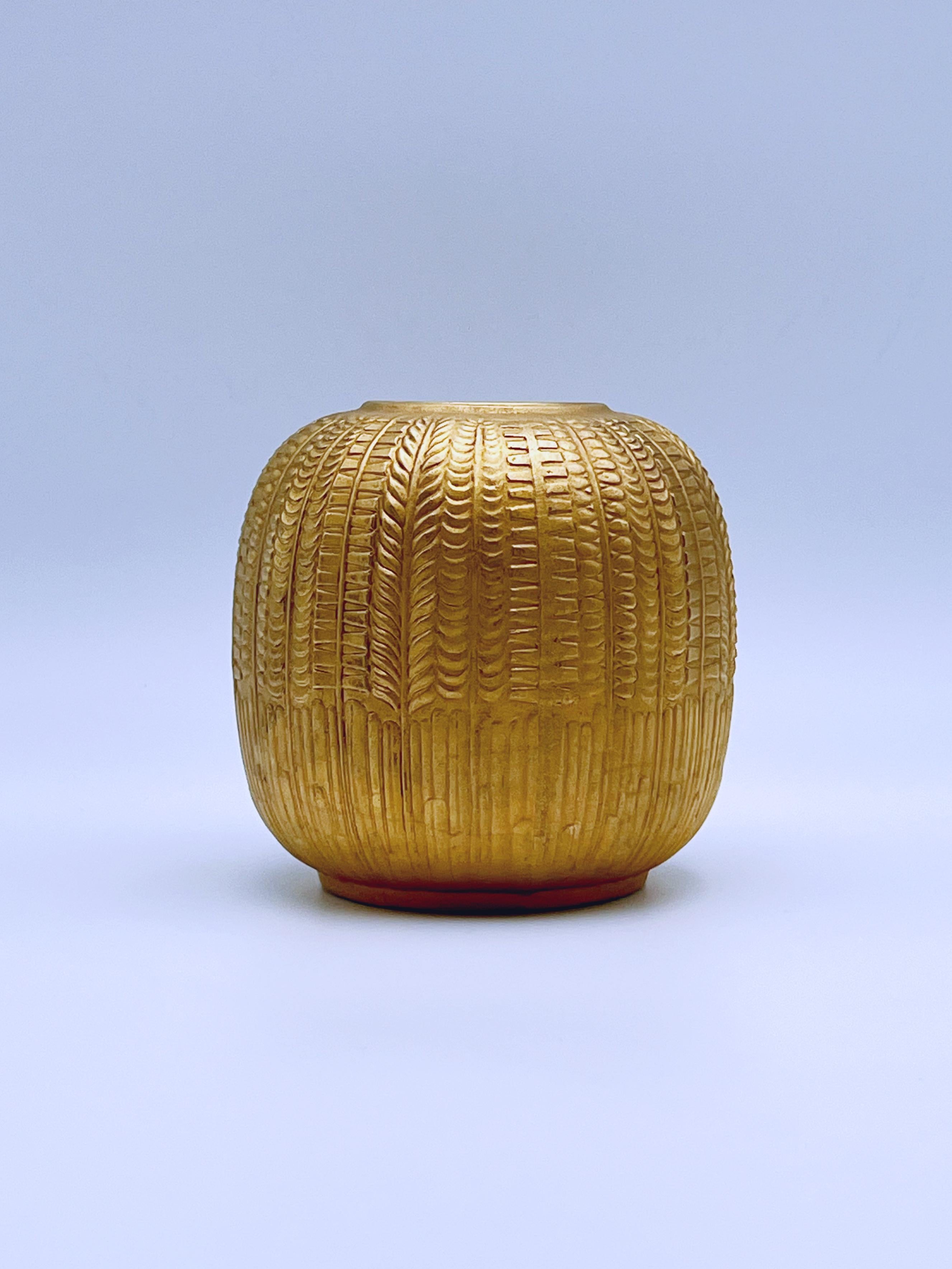 Unique Gold Gilt Porcelain Urn Vase - Royal Porzellan Bavaria KPM Germany, 1982

This exceptional one-of-a-kind porcelain urn vase features gold gilt decoration on geometric patterns, expertly crafted by Royal Porzellan Bavaria KPM in Germany. The