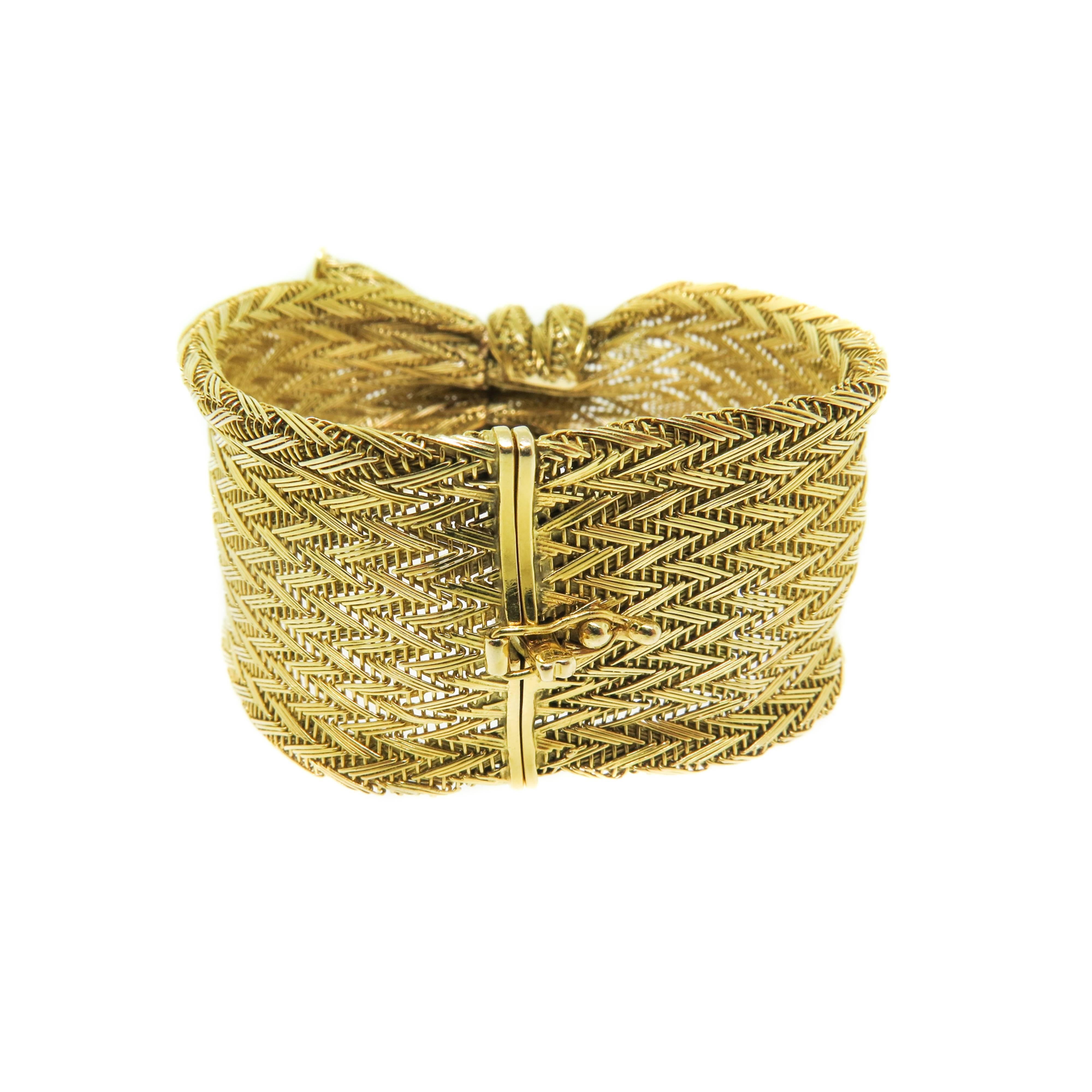 Unique Gold Mesh Ribbon Bracelet  In Excellent Condition In Greenwich, CT