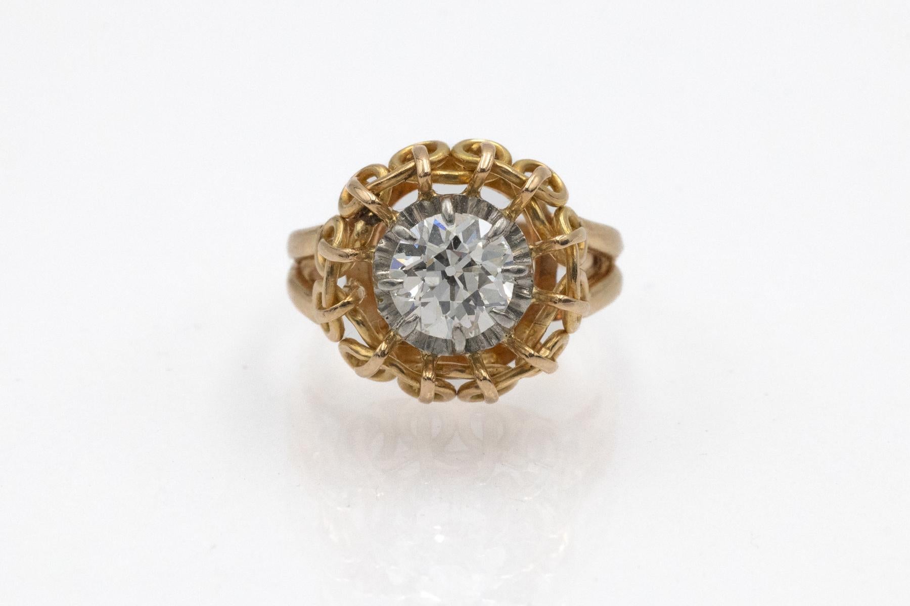 Bague unique en or ornée d'un diamant taille ancienne brillant de 1,32 carat

Cette bague vintage est réalisée en or jaune 18 carats (titre 0,750). Cette bague présente un design intéressant, centré sur un diamant taille brillant ancien de 1,32