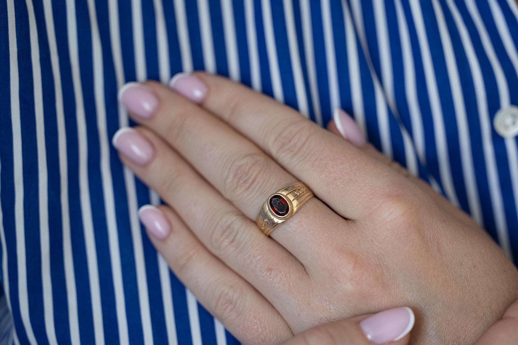A unique gold ring with a garnet, Austria, turn of the 19th/20th century.

An antique ring made of 14-karat yellow gold (approx. 0.580 fineness). Adorned with a central, oval, intensely red garnet measuring 7.5 x 5.5 mm, the ring is engraved on the