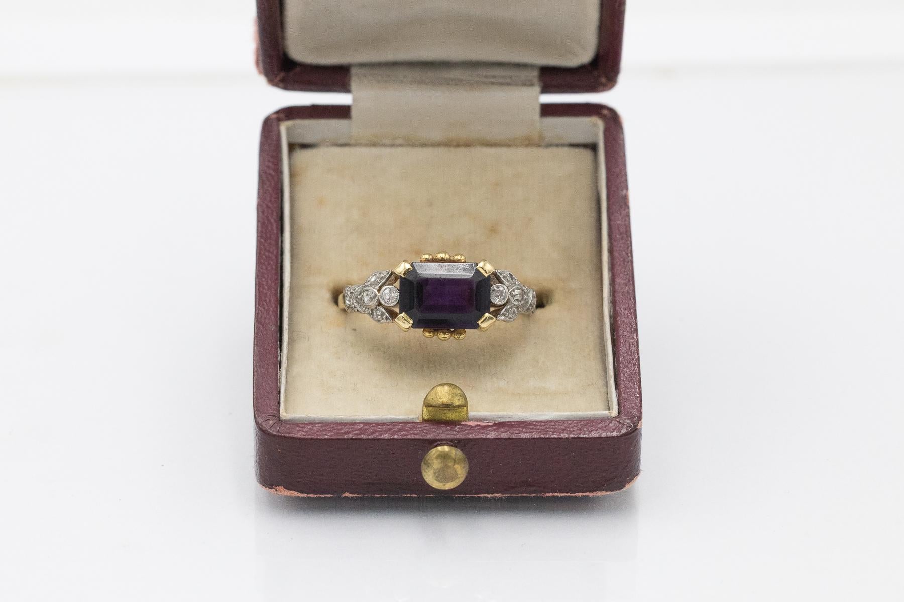 Anillo único de oro con amatista y diamantes, circa 1940. en venta 4