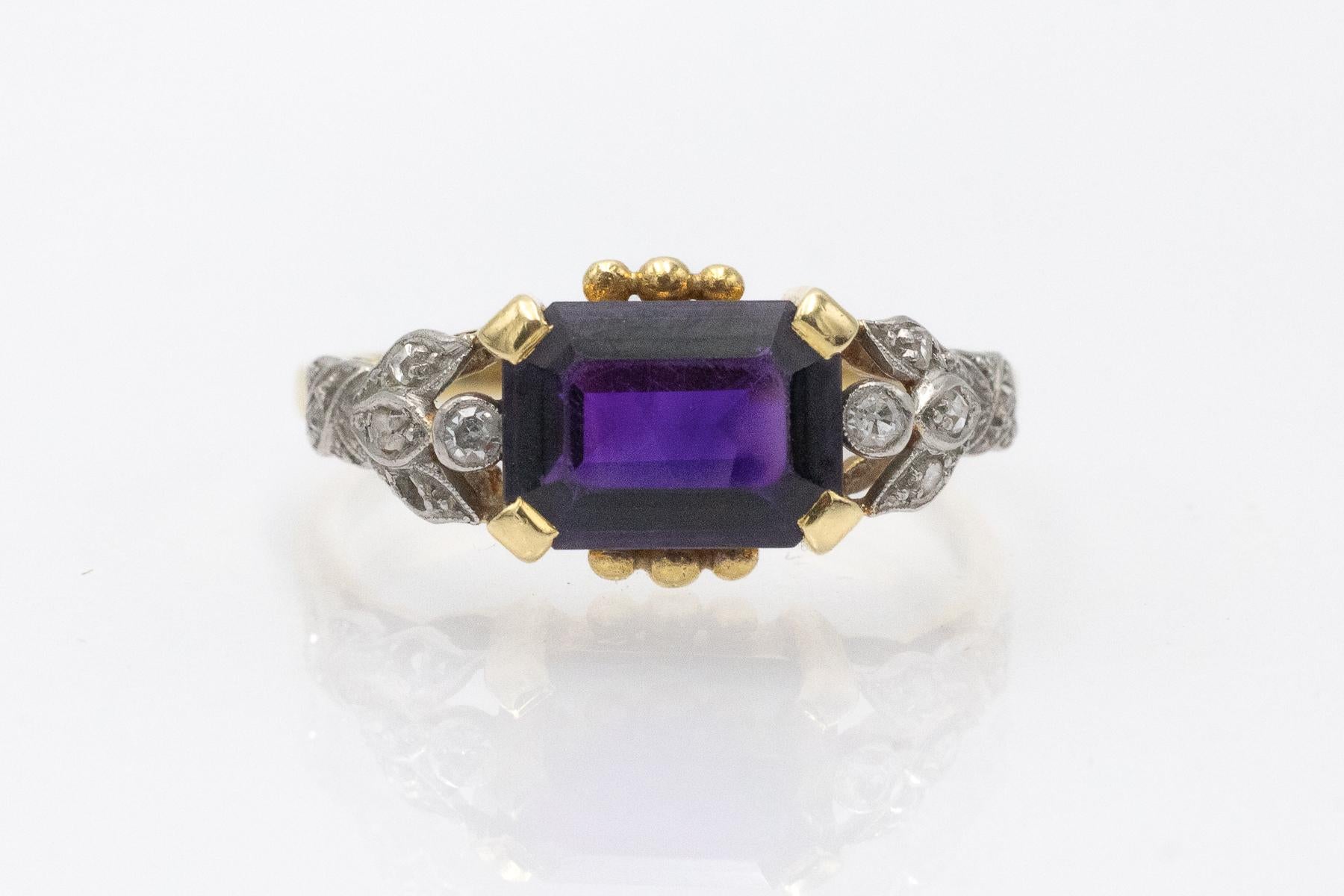 Anillo vintage de oro amarillo con amatista y diamantes

Anillo de oro amarillo de 18 quilates

Origen: Europa Occidental, hacia 1940/1950

El anillo presenta una amatista rectangular facetada de un hermoso e intenso color morado. Los laterales de