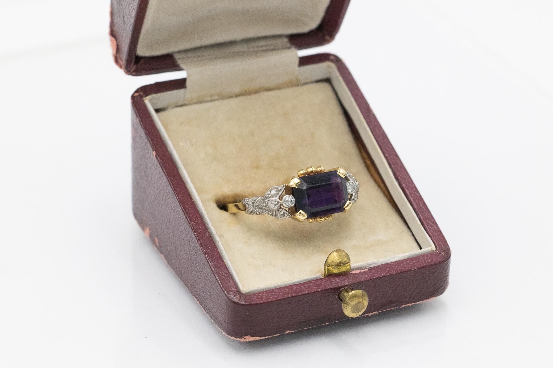 Anillo único de oro con amatista y diamantes, circa 1940. Art Decó en venta