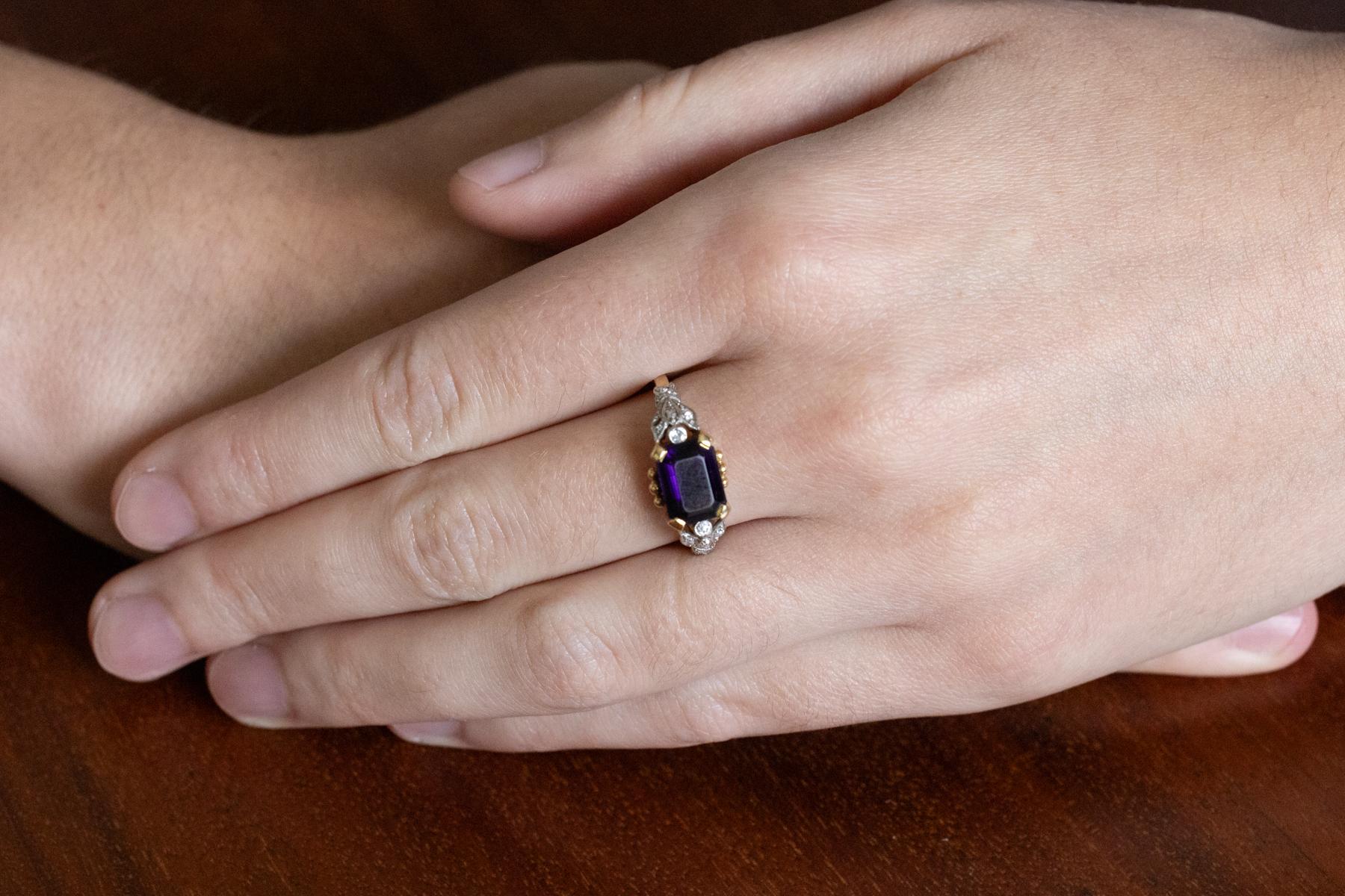 Anillo único de oro con amatista y diamantes, circa 1940. Baguette cónica en venta