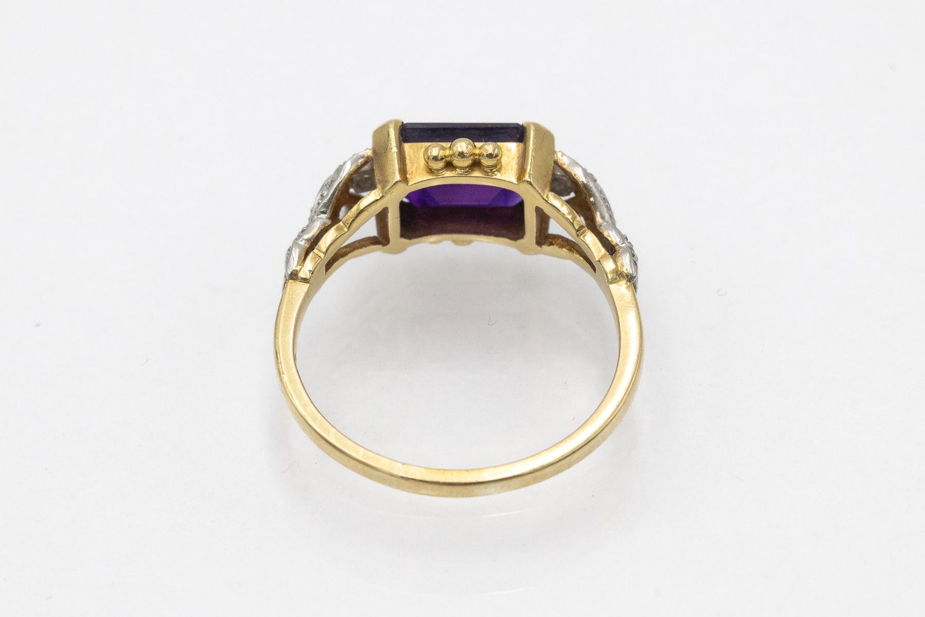 Anillo único de oro con amatista y diamantes, circa 1940. en venta 2