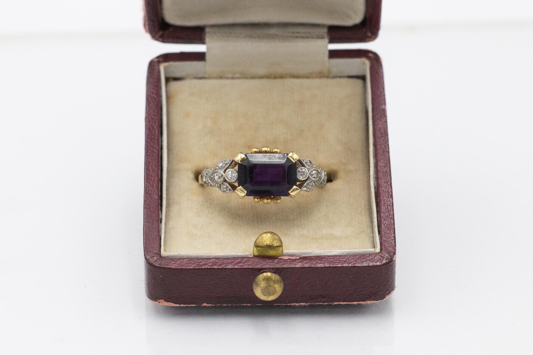 Anillo único de oro con amatista y diamantes, circa 1940. en venta 3