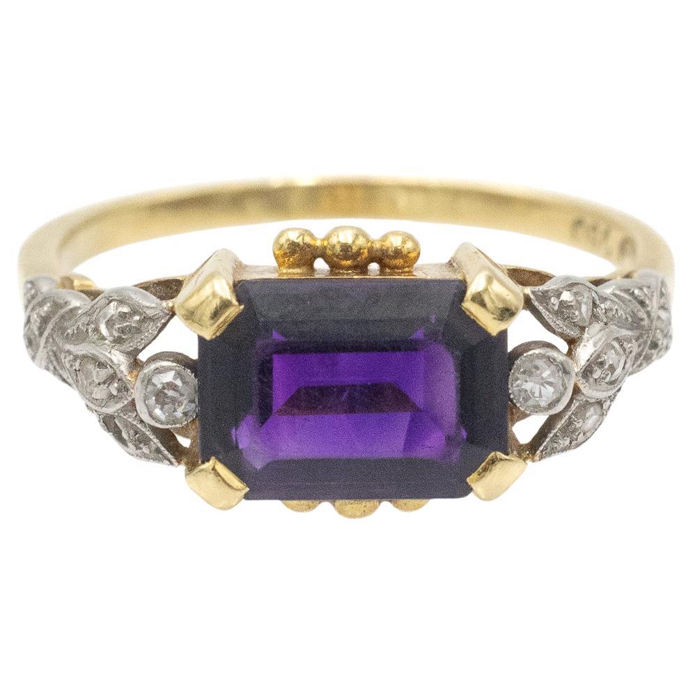 Anillo único de oro con amatista y diamantes, circa 1940. en venta