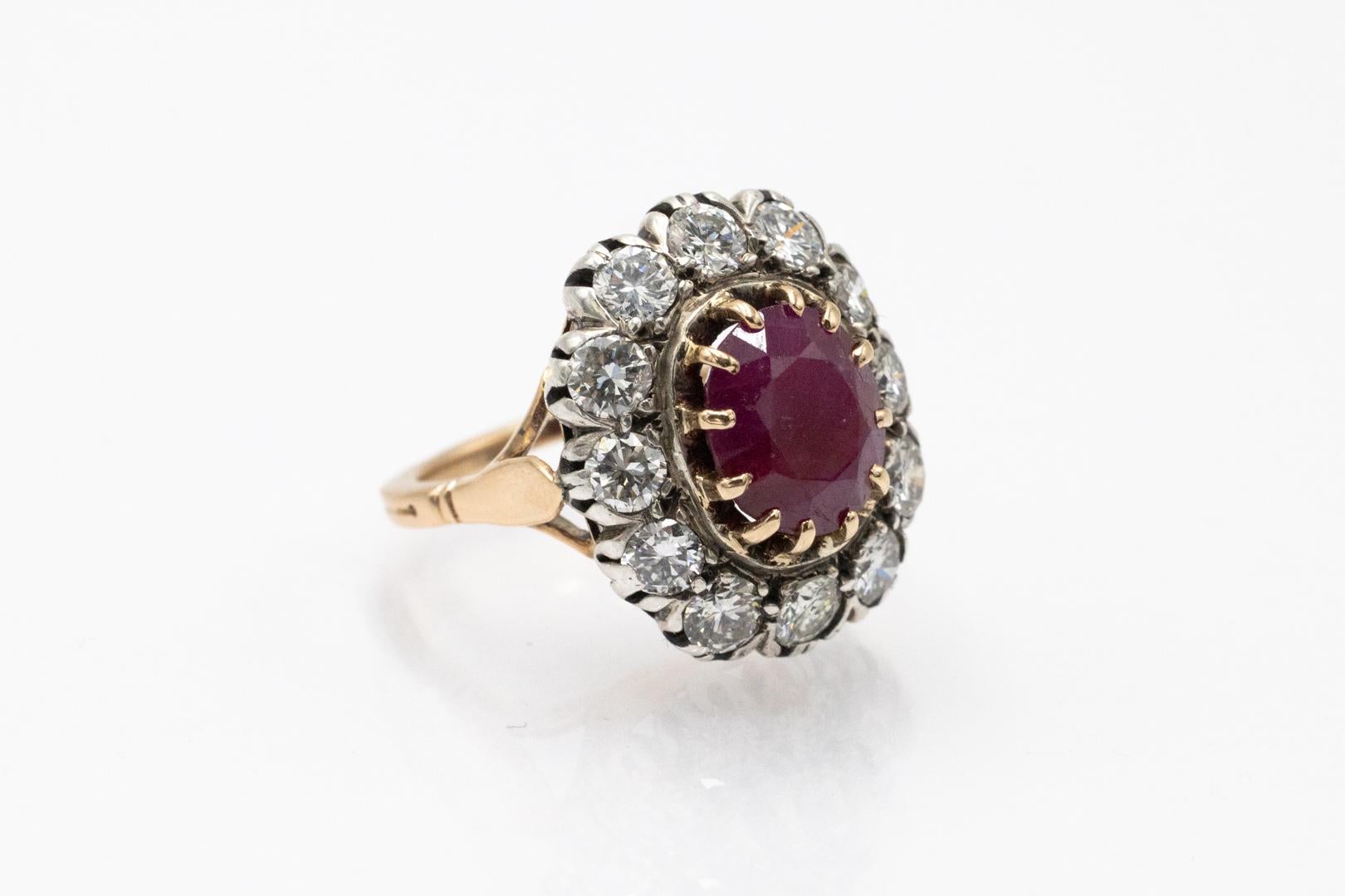 Unique gold ring with ruby and diamonds. For Sale 3