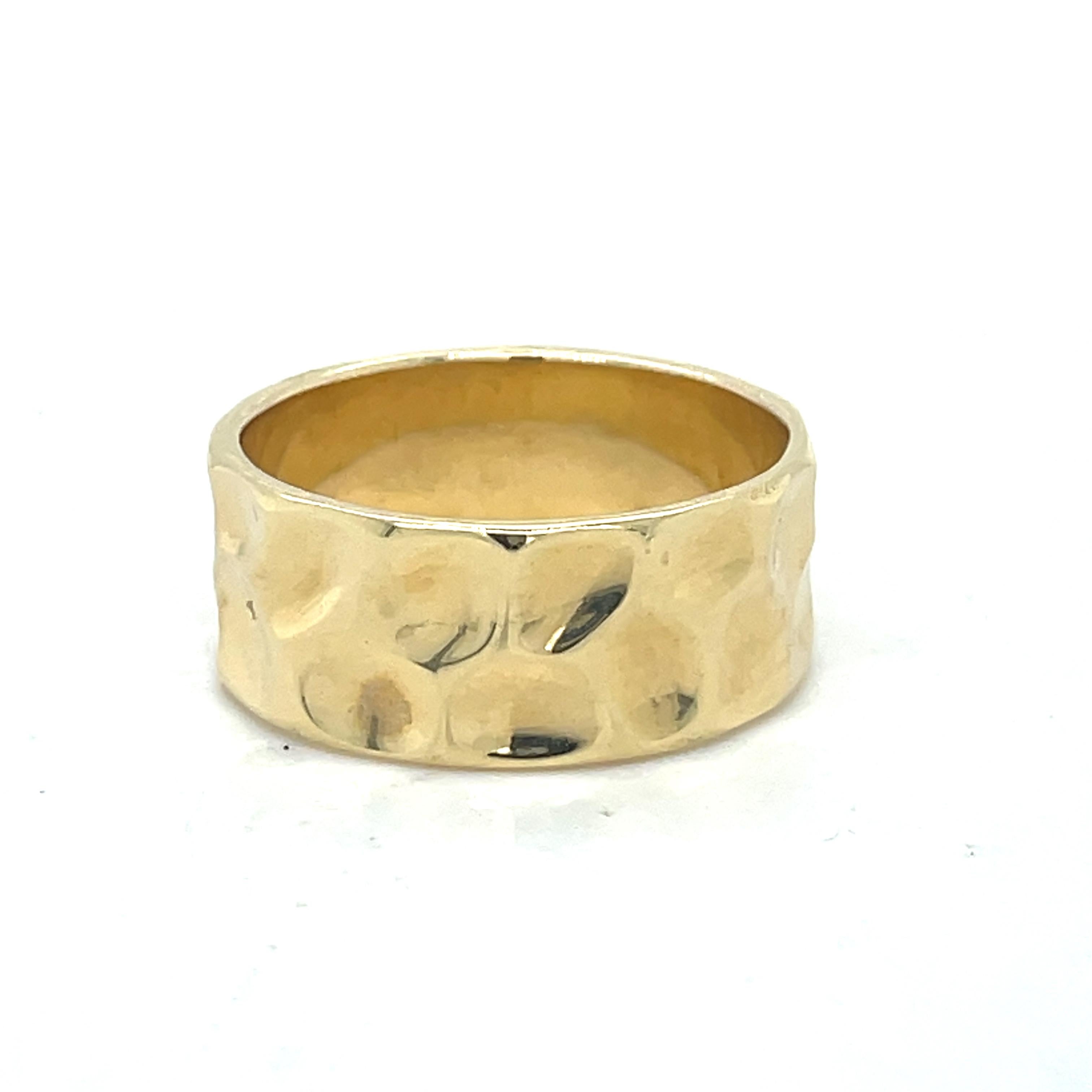Unique Gold Wedding Band, Texture Gold ring, 14K Yellow gold, thick wedding band In Excellent Condition For Sale In Ramat Gan, IL