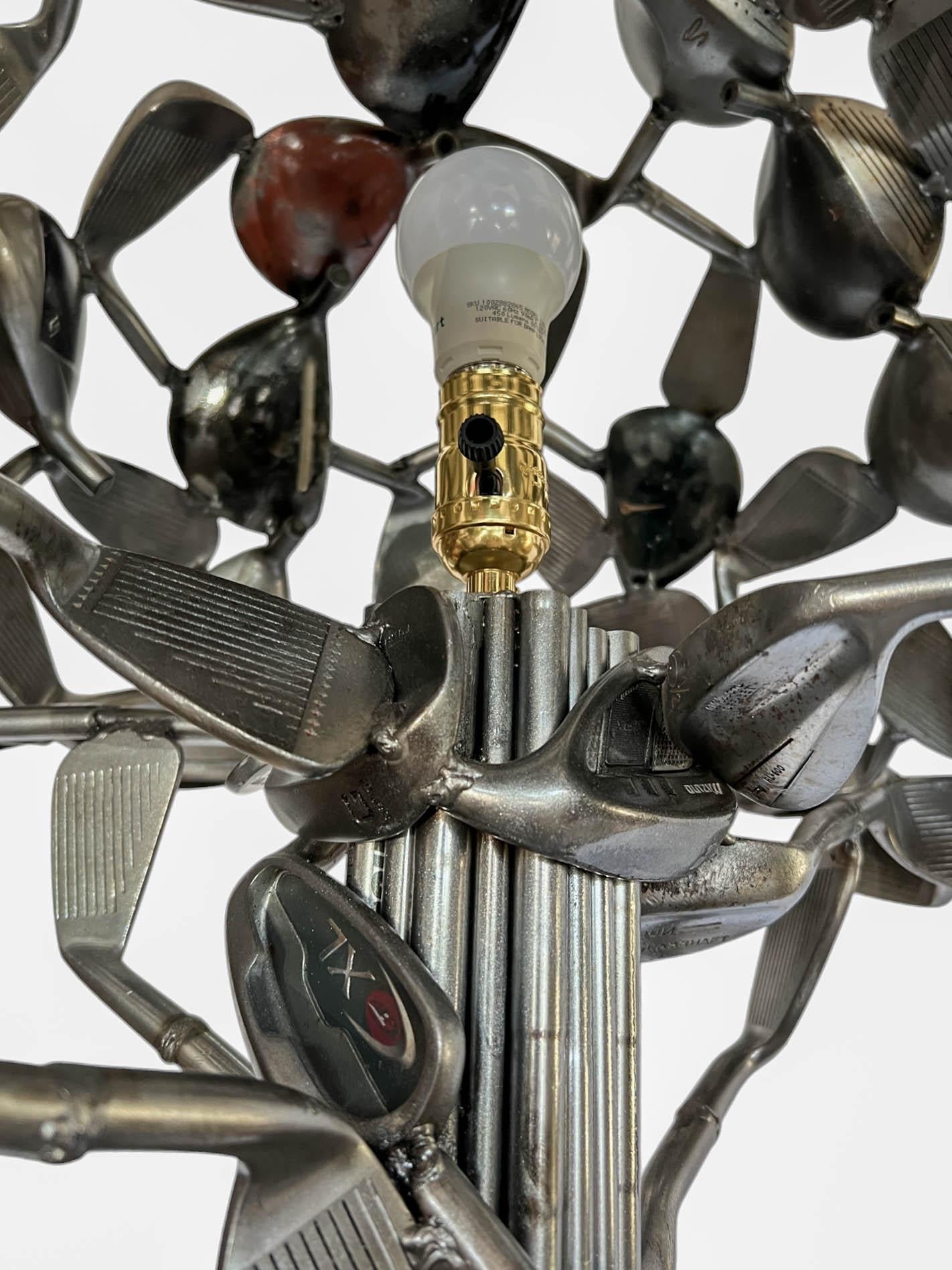 Escultura única de lámpara de pie con temática de golf en venta 3