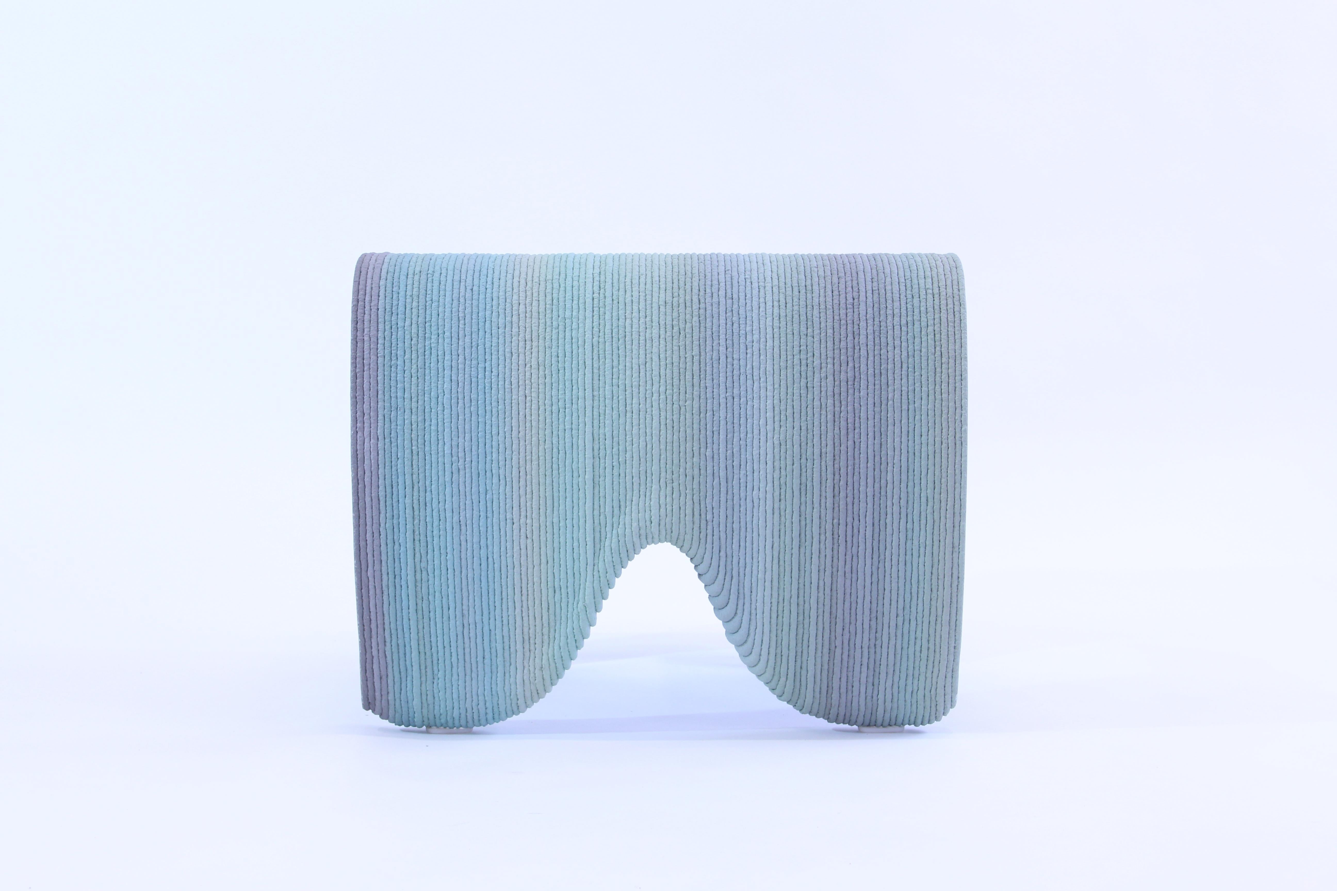 Sgabello unico a gradiente di Philipp Aduatz
Unico nel suo genere
Dimensioni: D. 54 x L. 56 x H. 45 cm
Materiali: Calcestruzzo stampato in 3D e tinto.

La collezione di mobili a gradienti stampati in 3D è l'ultimo progetto di Philipp Aduatz nel