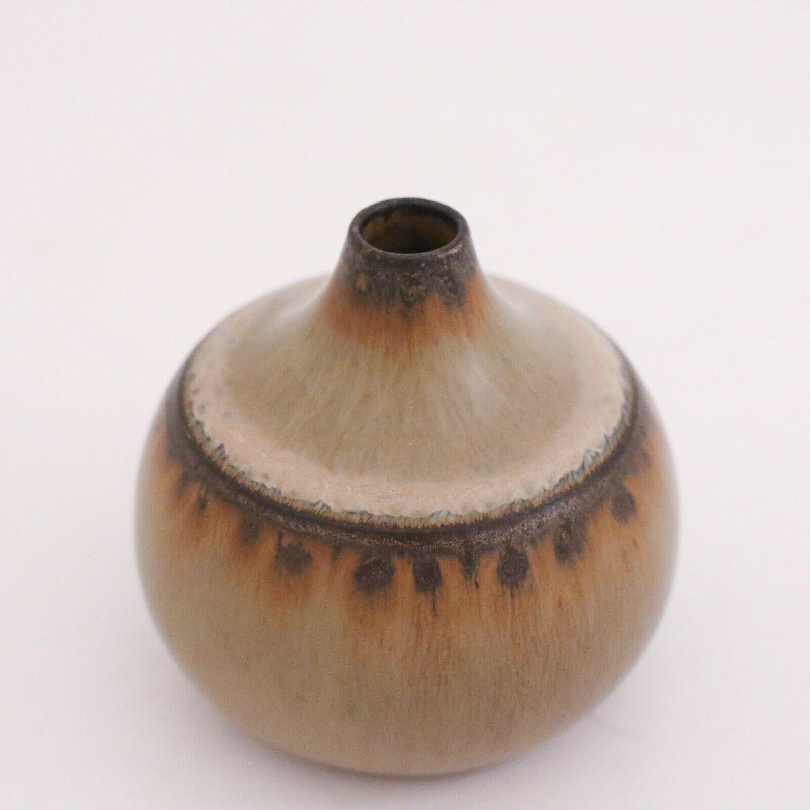 Un vaso unico disegnato da Carl-Harry Stålhane a Rörstrand, alto 7 cm e in ottime condizioni. Si tratta di un vas unico e questo è stato realizzato nel 1966, come si può vedere dalla firma. 

Carl-Harry Stålhane è uno dei nomi più importanti