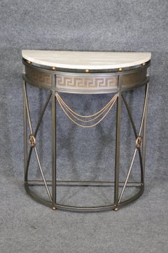 Table console demi-lune unique de style John Vesey avec plateau en marbre et motif clé grecque