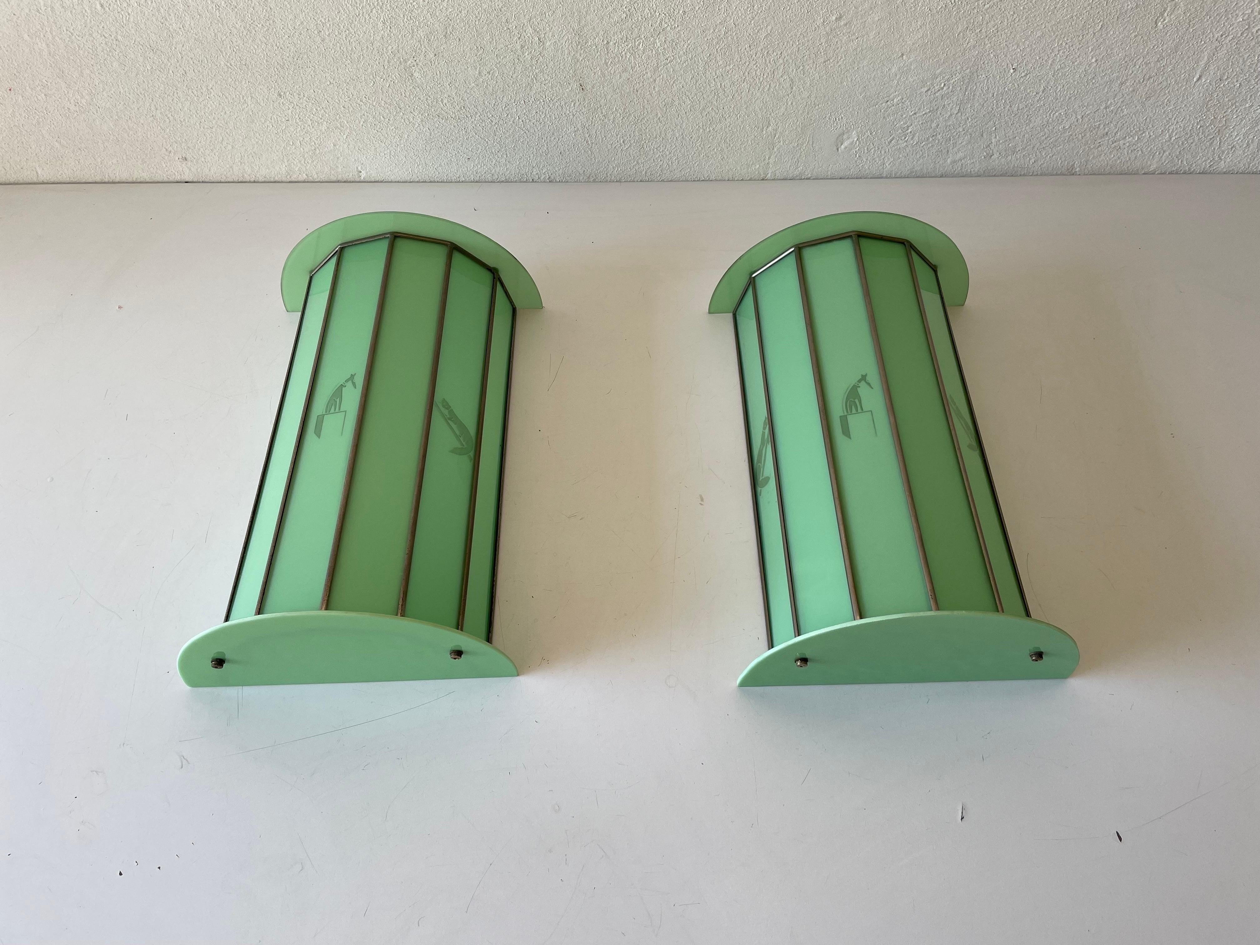 Einzigartiges Paar Wandleuchter aus grünem Glas mit Katzen- und Hundemotiven, 1950er Jahre, Italien

Sehr elegante und minimalistische Wandlampen
Die Lampe ist in sehr gutem Zustand.

Diese Lampen funktionieren mit E27 Standard-Glühbirnen.