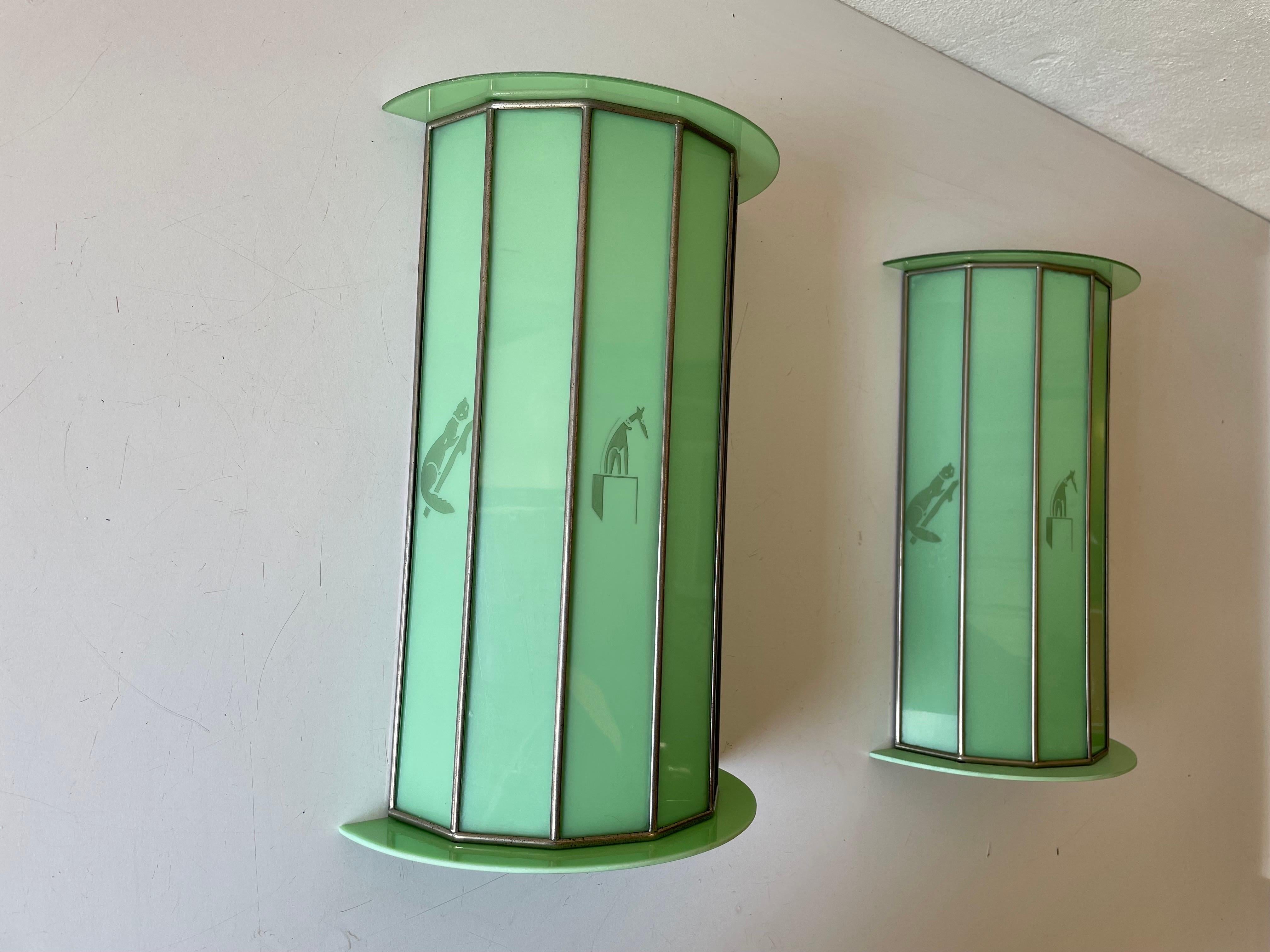 Mid-Century Modern Unique Green Glass Lovely Cat & Dog Illustrated Pair of Sconces, 1950s, Italy