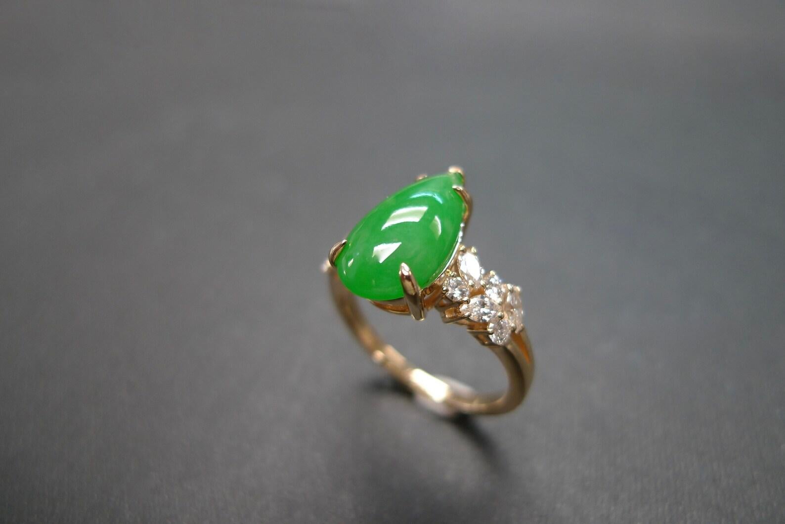 En vente :  Bague de fiançailles unique en jade vert et diamant marquise 2