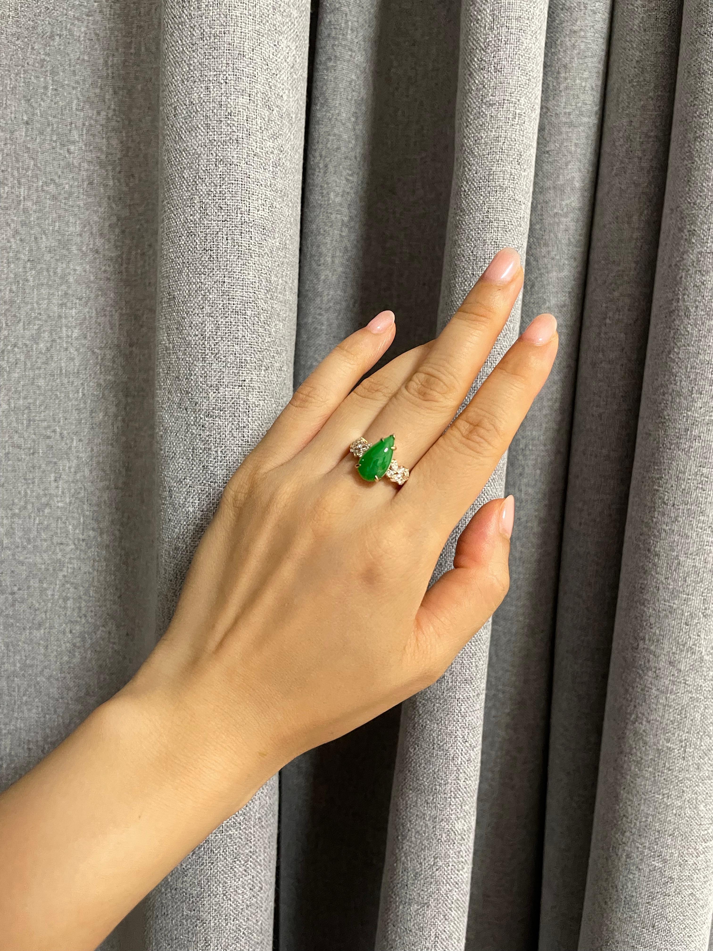 En vente :  Bague de fiançailles unique en jade vert et diamant marquise 4