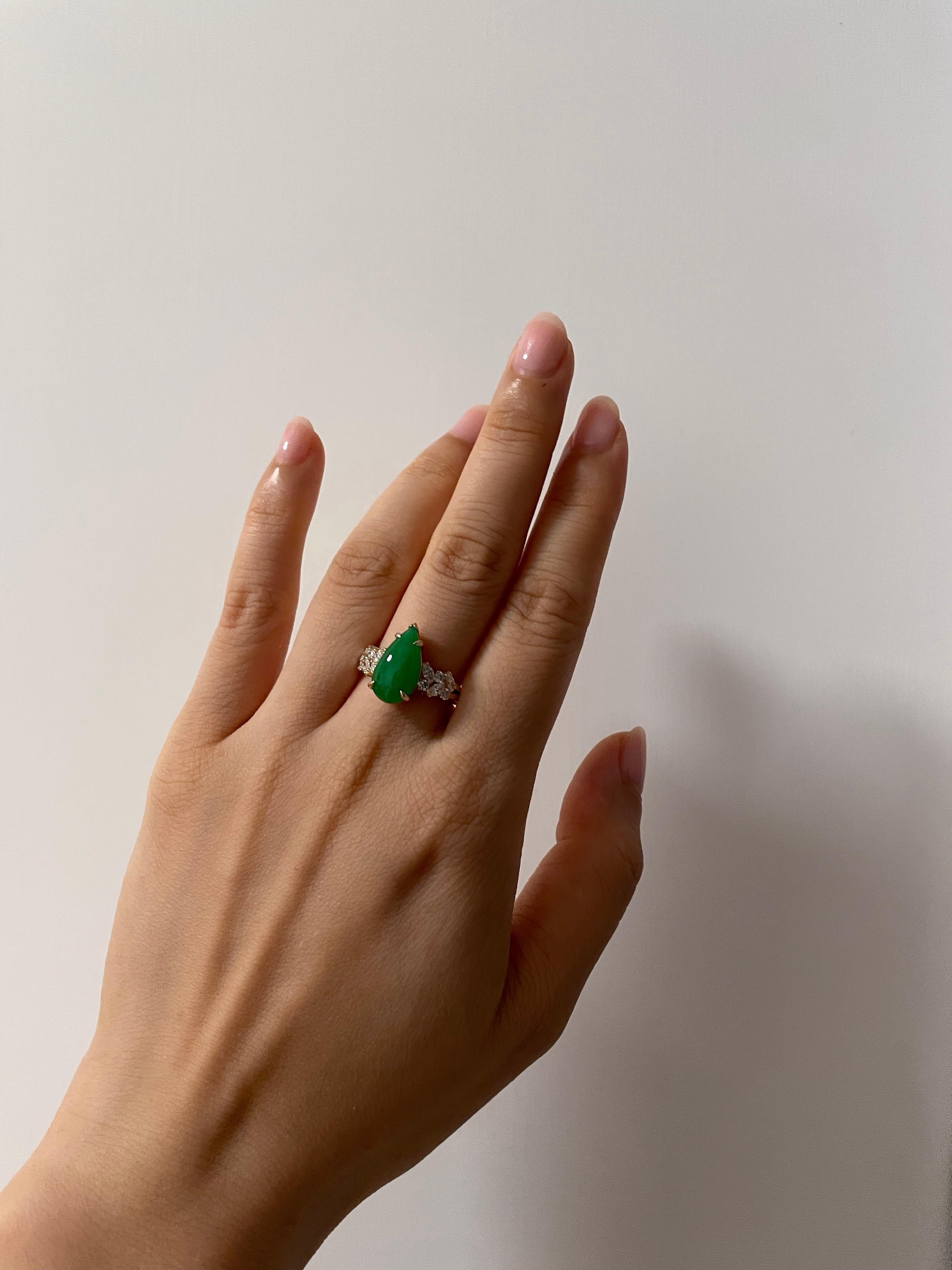 En vente :  Bague de fiançailles unique en jade vert et diamant marquise 6