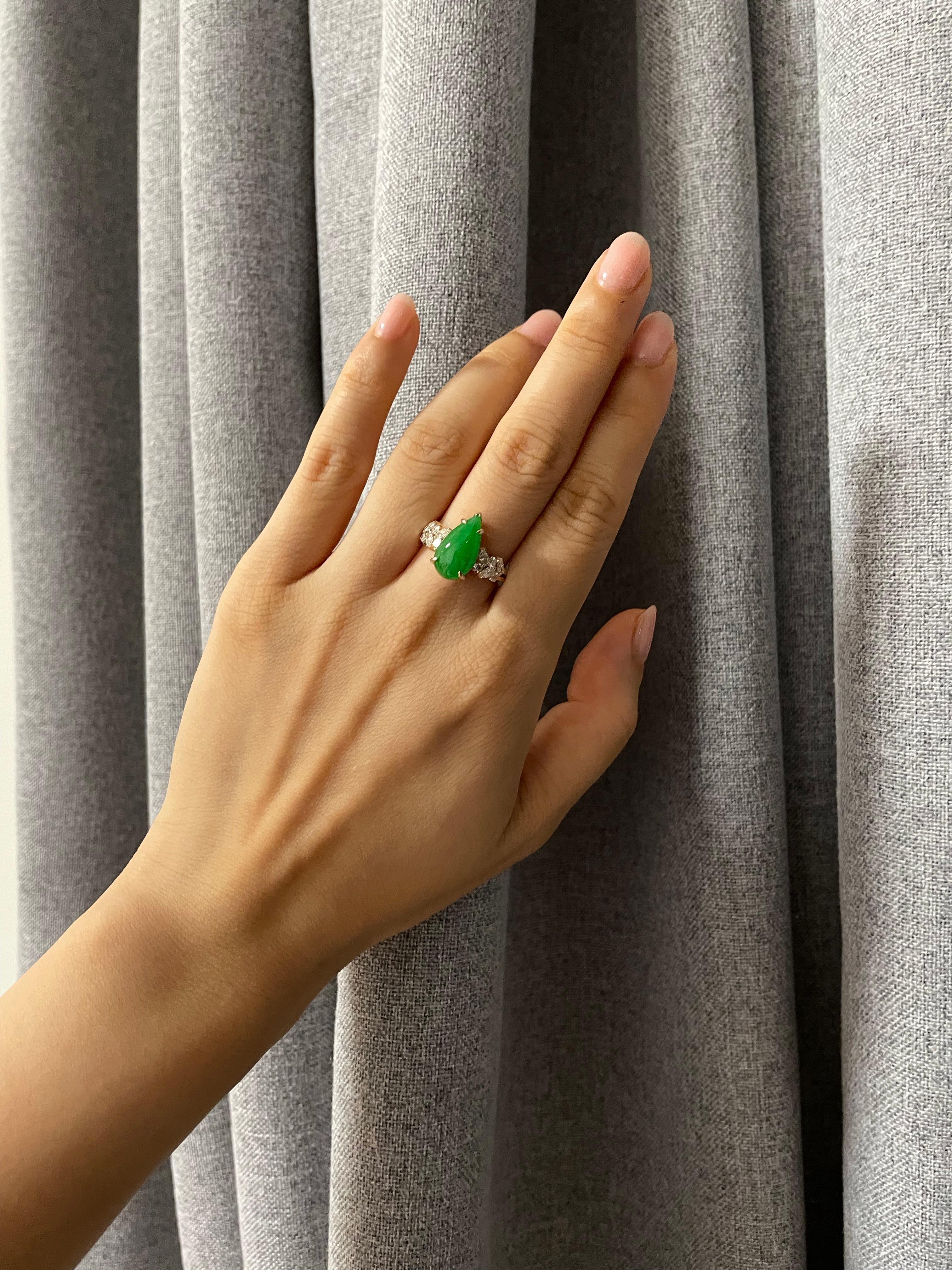 En vente :  Bague de fiançailles unique en jade vert et diamant marquise 7