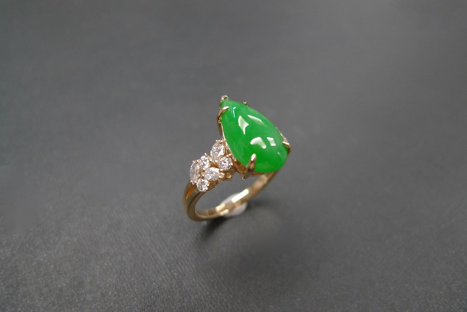 En vente :  Bague de fiançailles unique en jade vert et diamant marquise 8