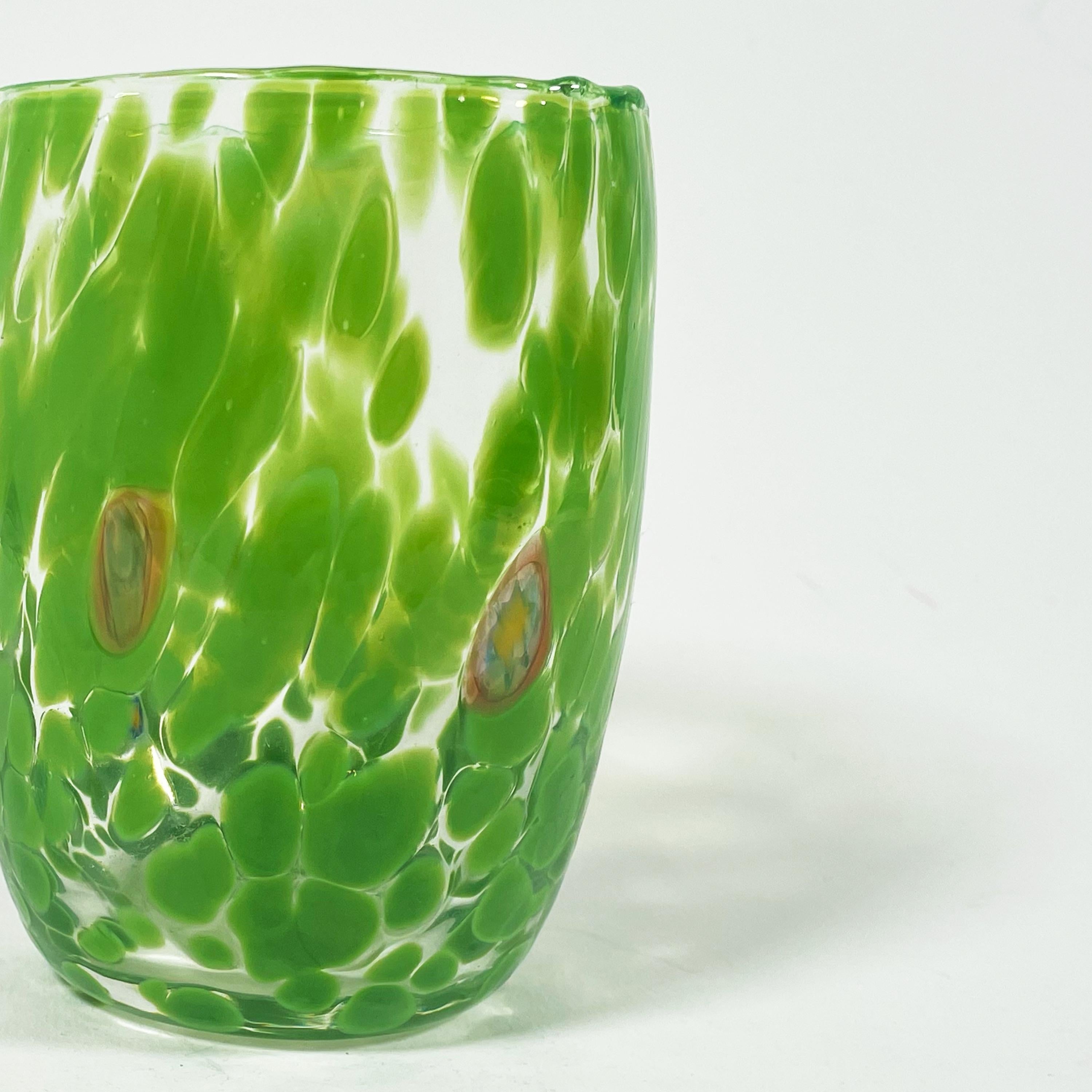 Rehaussez votre collection avec ce superbe verre vert de Murano, véritable témoignage de l'art de l'artisanat italien. D'une hauteur de 9 cm et d'un diamètre de 7,5 cm, cette pièce exquise est un exemple remarquable de la verrerie de la fin du XXe