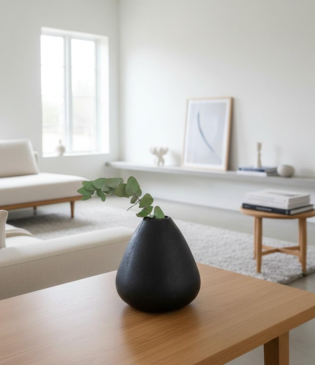 Un joli vase vert, unique, conçu par Carl-Harry Stålhane à Rörstrand. Le vase mesure 21 cm de haut et a été fabriqué en 1961. Il est en excellent état, à l'exception de quelques rayures mineures sur la surface. Ce vase est unique et n'a été produit