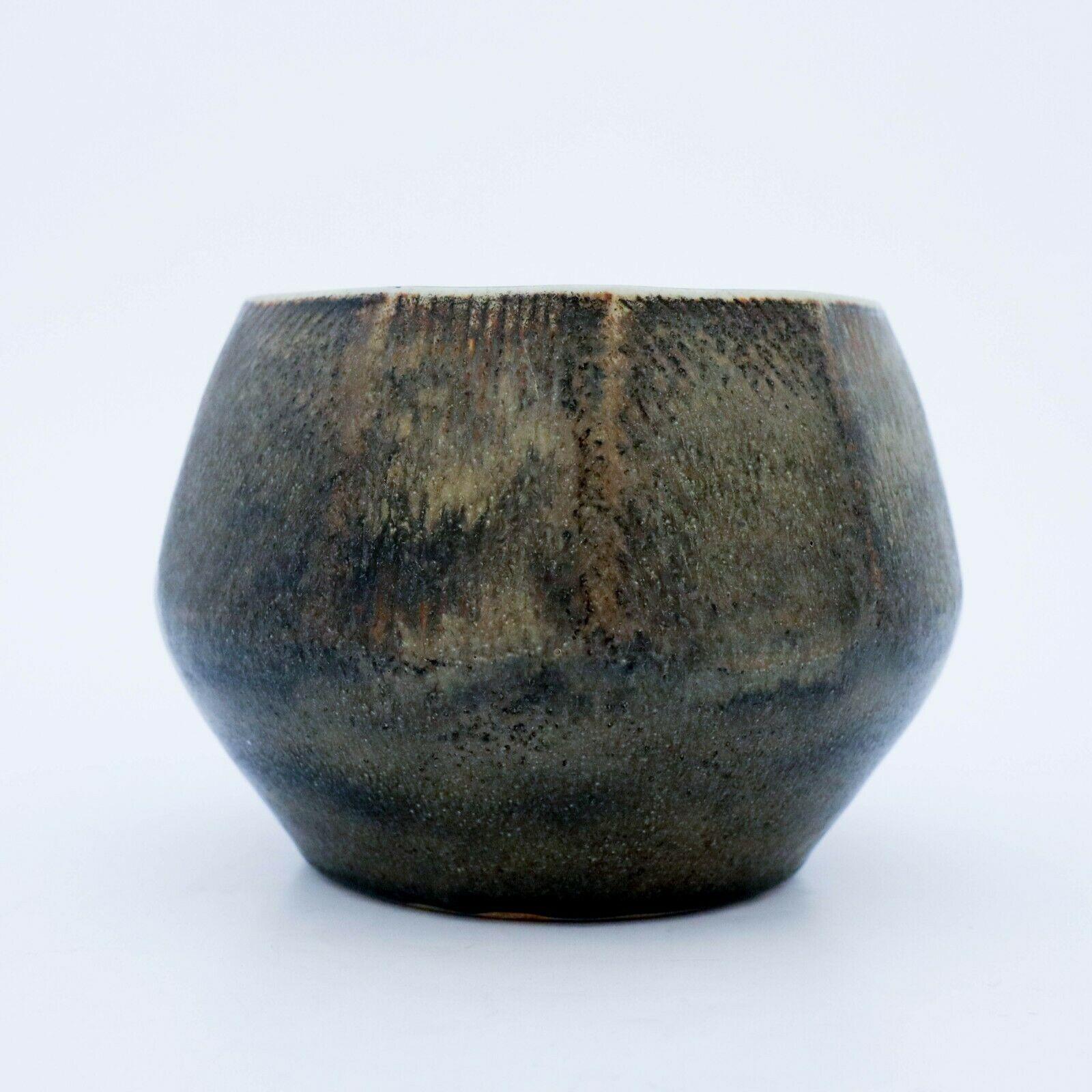 Un vaso disegnato da Carl-Harry Stålhane a Rörstrand, ha un diametro di 17,5 cm, un'altezza di 13,5 cm ed è in ottime condizioni. Si tratta di un vaso unico realizzato in un solo esemplare, come si può vedere dalla firma, realizzato nel 1961. È di