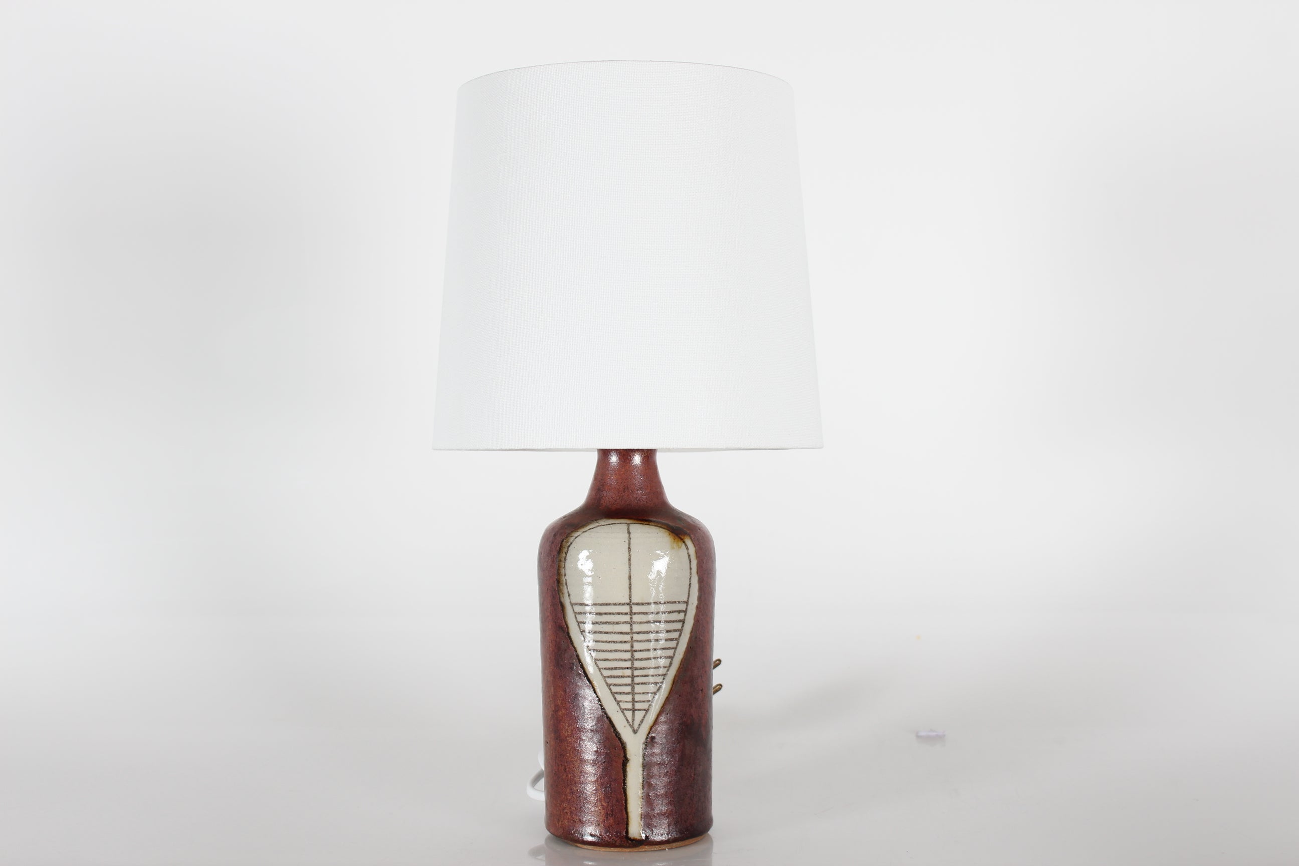 Sculptural stoneware table lamp by danish artist Gunver Bilde Sørensen (1931-2018) 
It's made at her own ceramic work-shop in Denmark circa 1970s

The slightly rustic texture of the chamotte clay covered with matte reddish brown glaze is contrasted