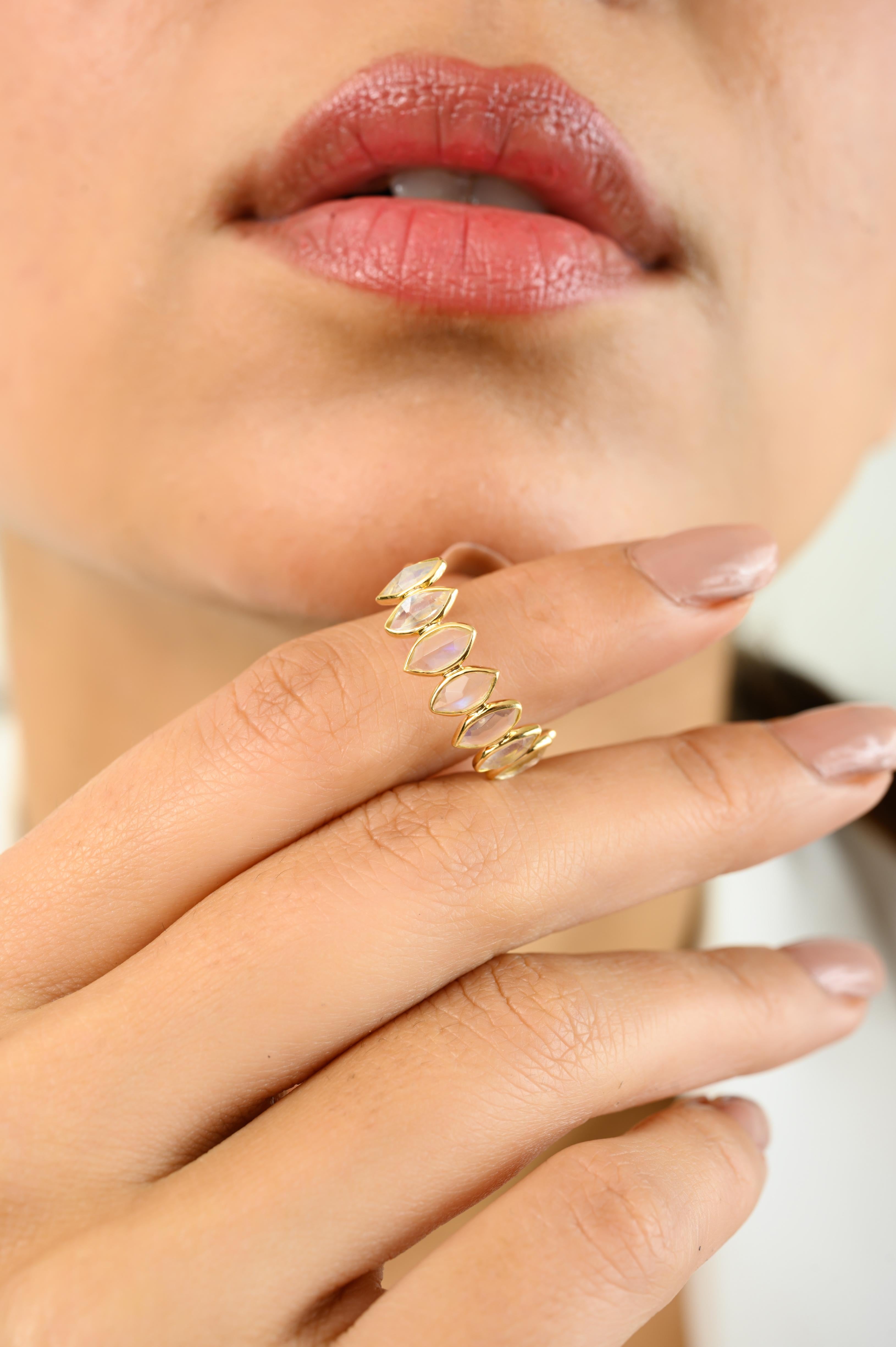 Im Angebot: Einzigartiger halber Eternity Regenbogen-Mondstein-Ring aus 18k Gelbgold Mom Jewelry () 3