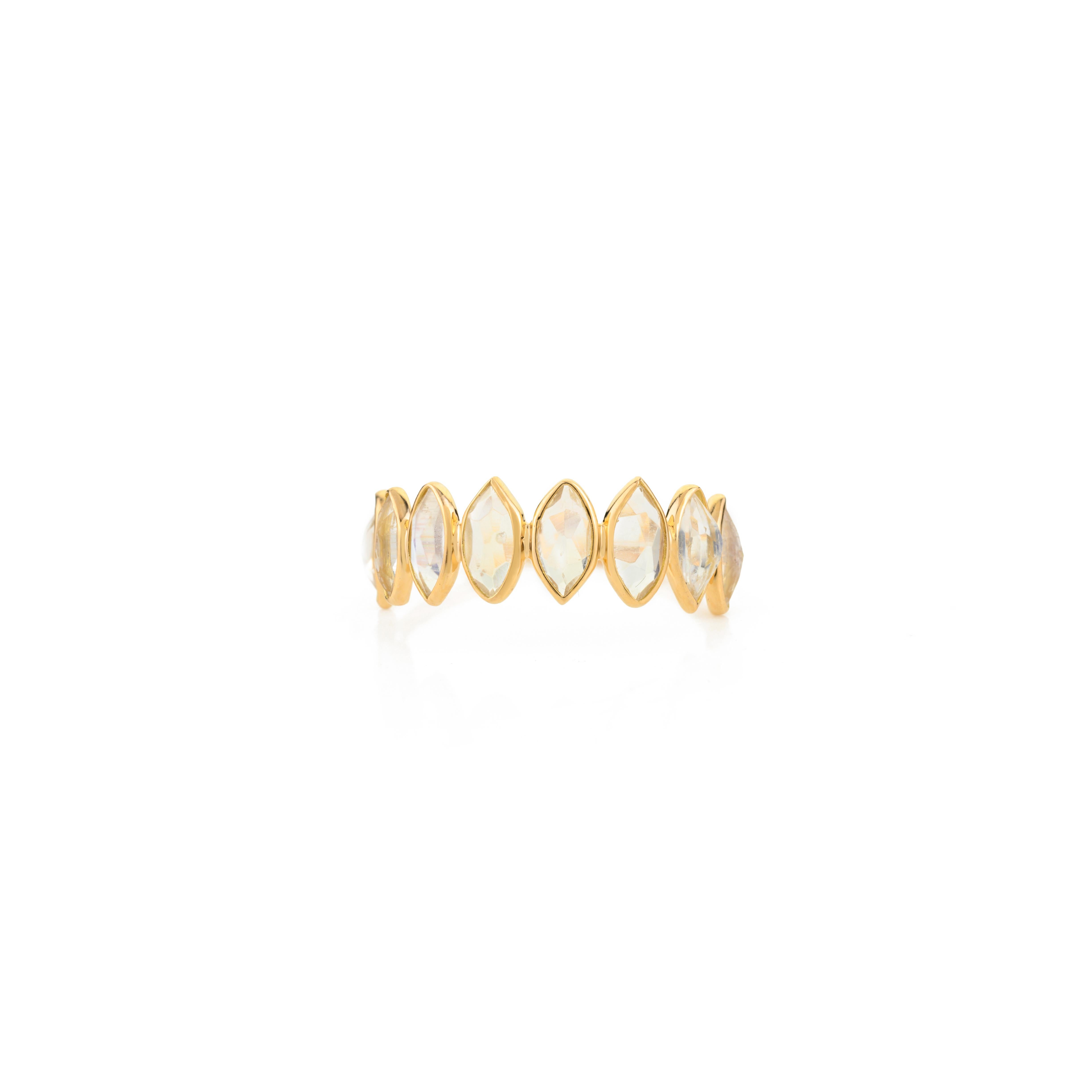 Im Angebot: Einzigartiger halber Eternity Regenbogen-Mondstein-Ring aus 18k Gelbgold Mom Jewelry () 4